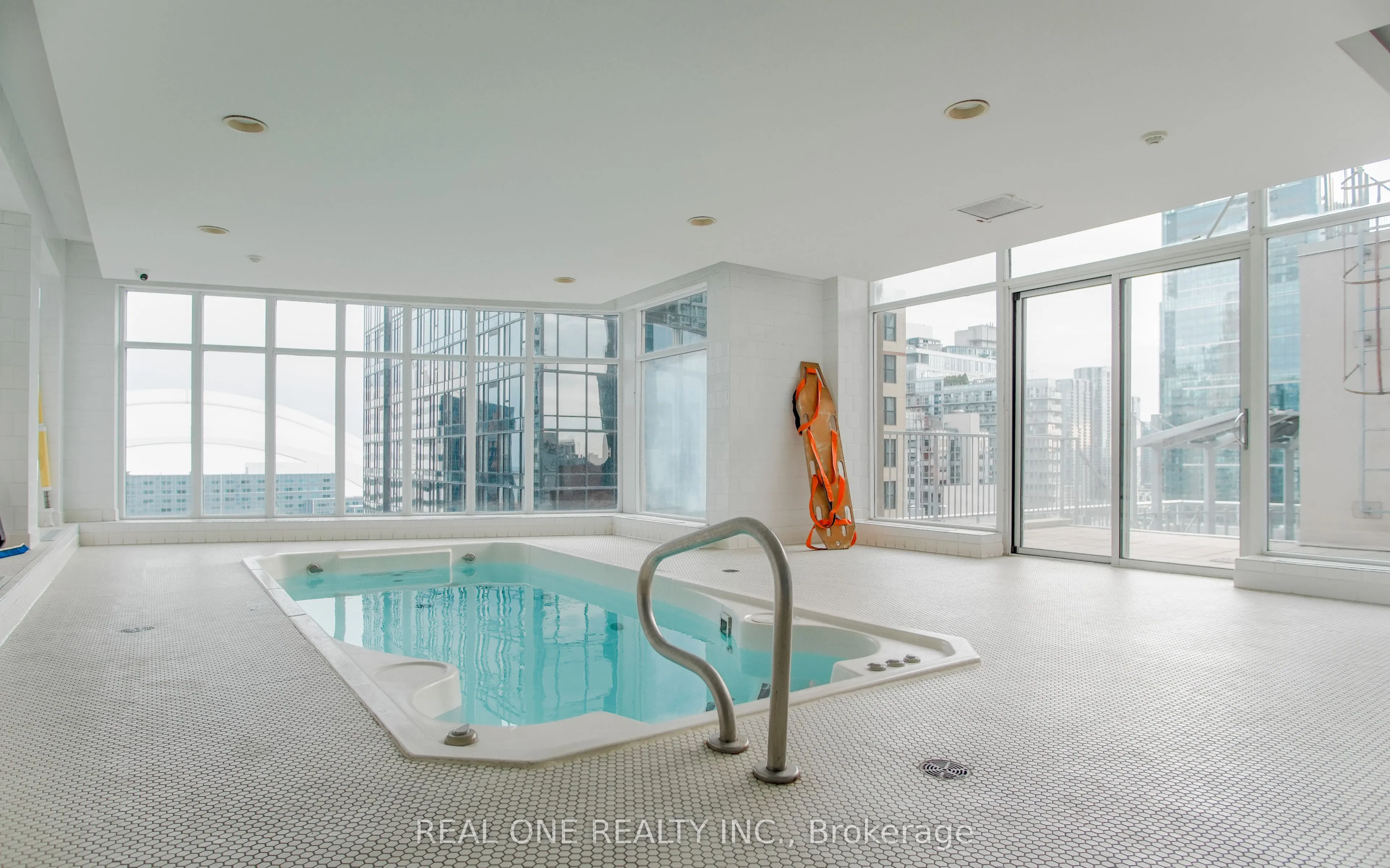 250 Wellington Street W, #929