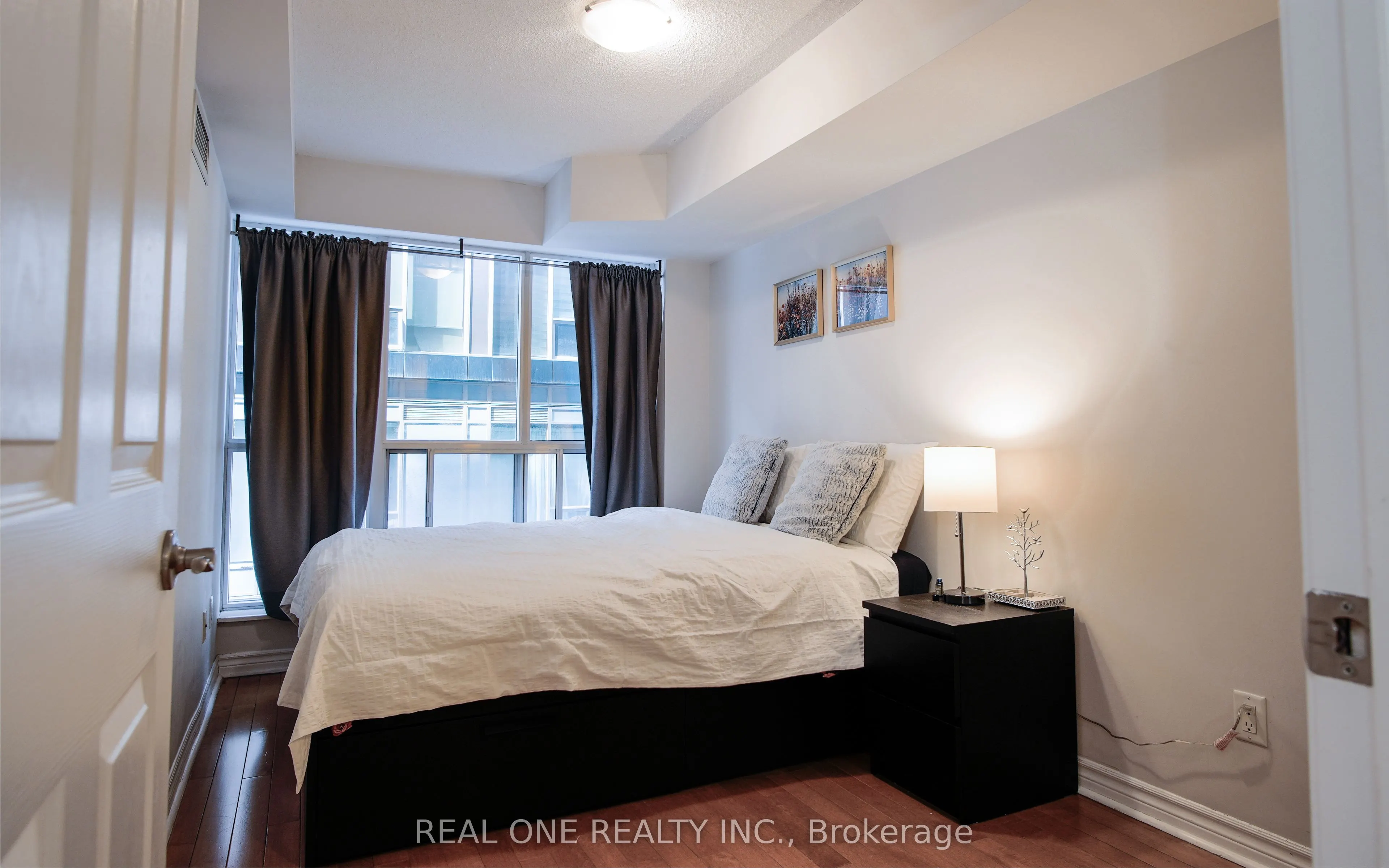 250 Wellington Street W, #929