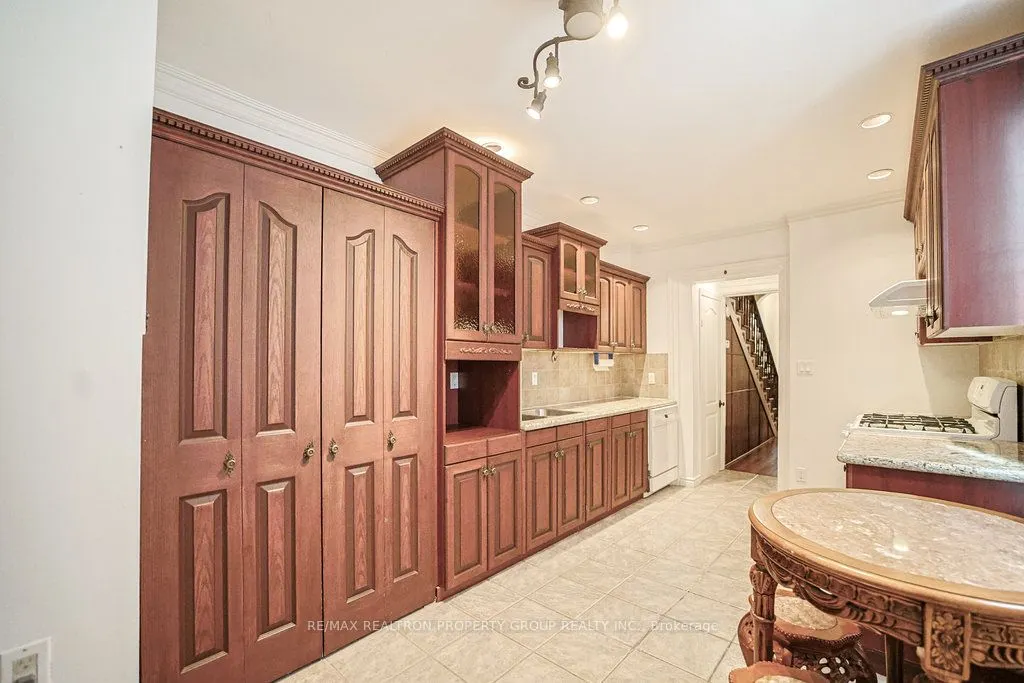 141 Gerrard Street E