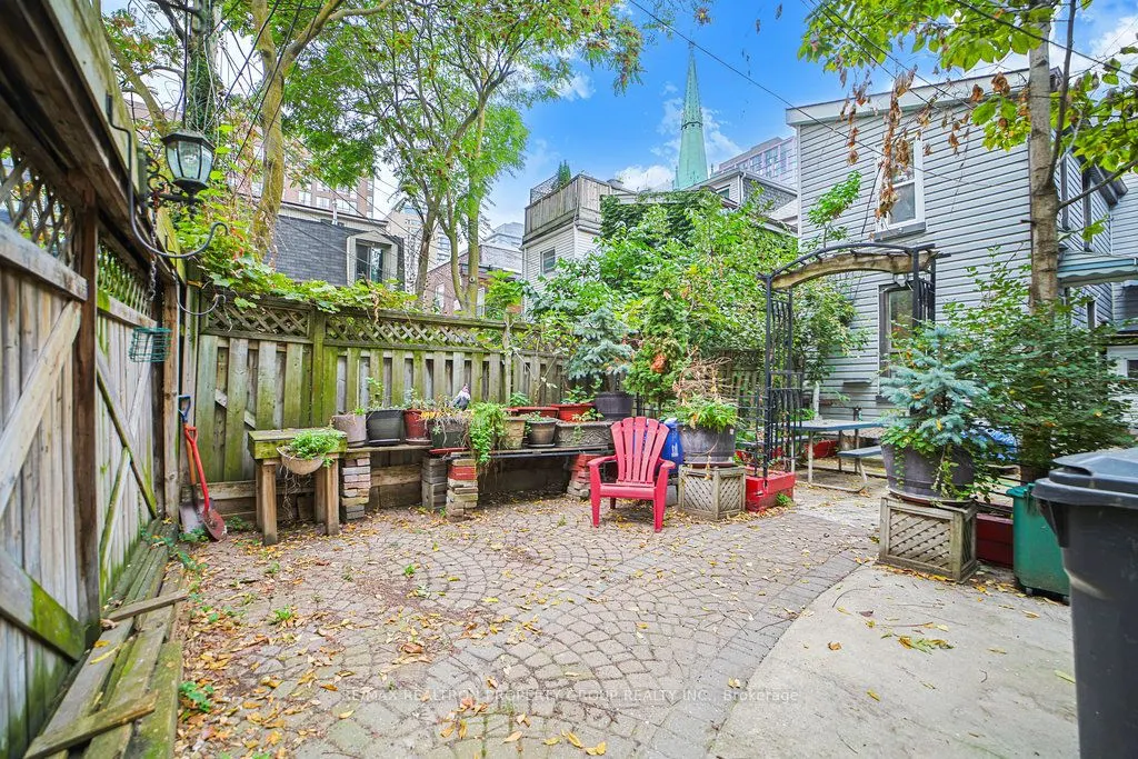 141 Gerrard Street E