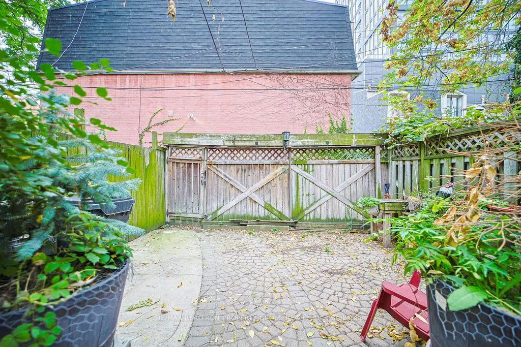 141 Gerrard Street E