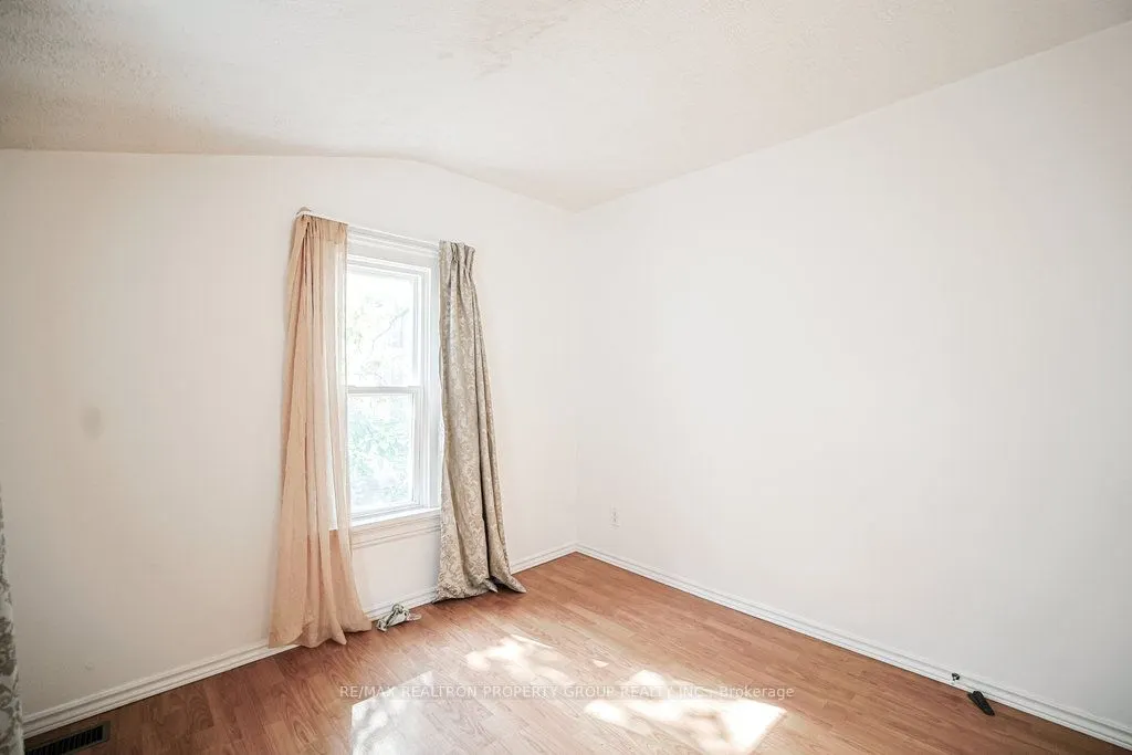 141 Gerrard Street E