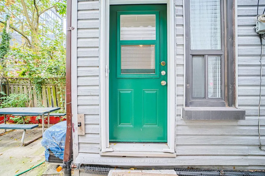 141 Gerrard Street E