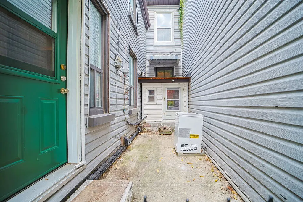 141 Gerrard Street E