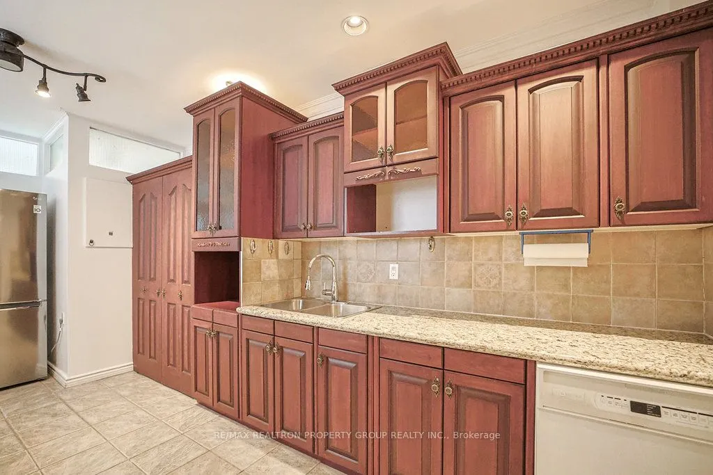 141 Gerrard Street E