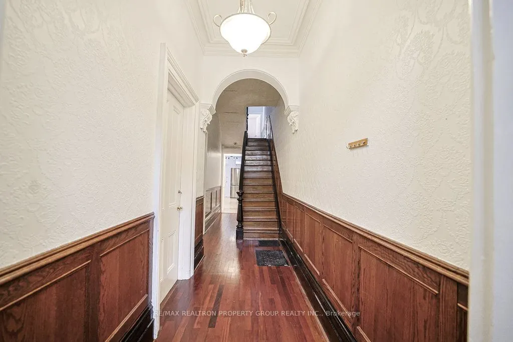 141 Gerrard Street E