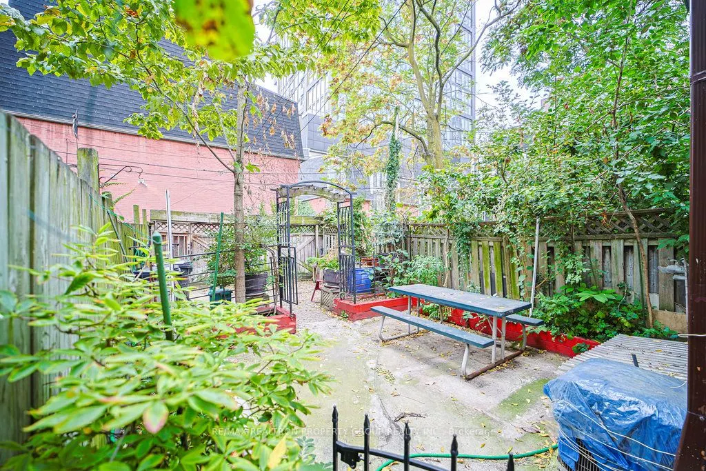 141 Gerrard Street E