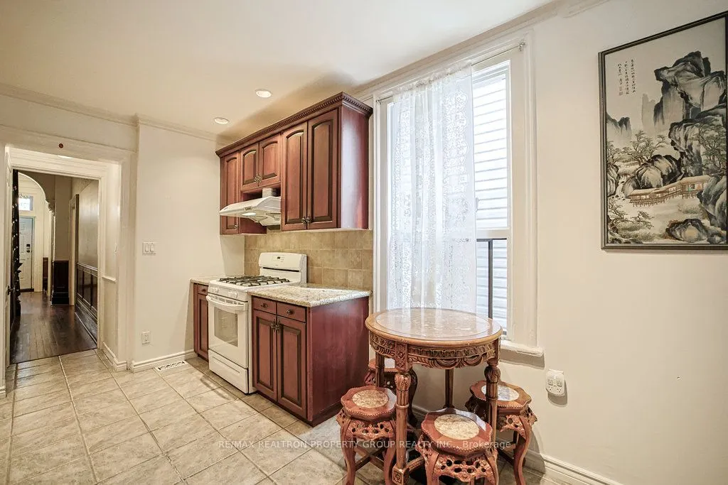 141 Gerrard Street E