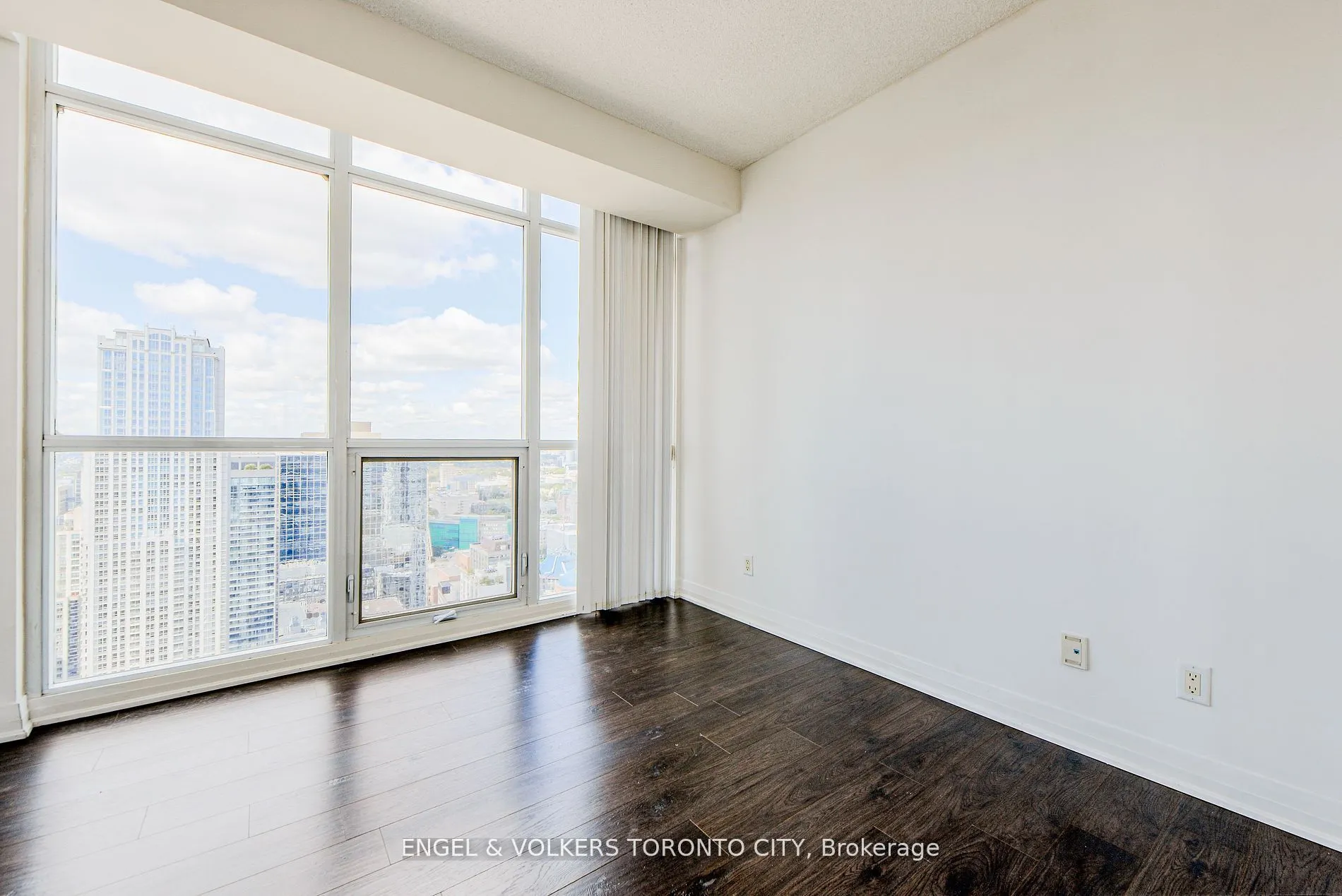 21 Carlton Street, #4205
