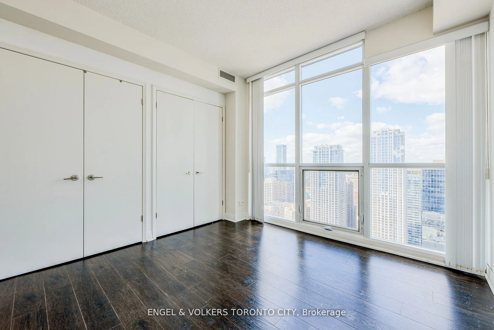 21 Carlton Street, #4205
