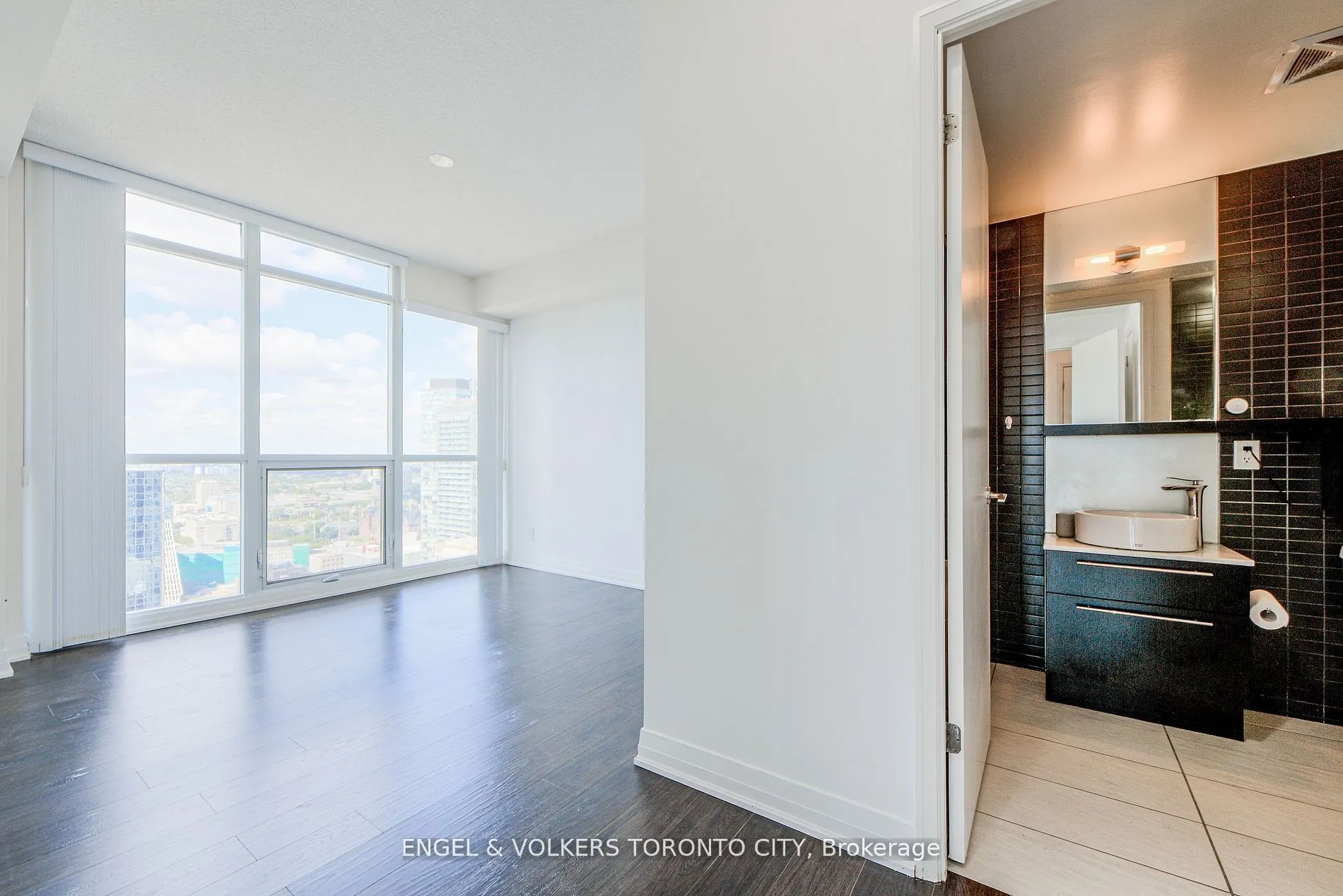 21 Carlton Street, #4205
