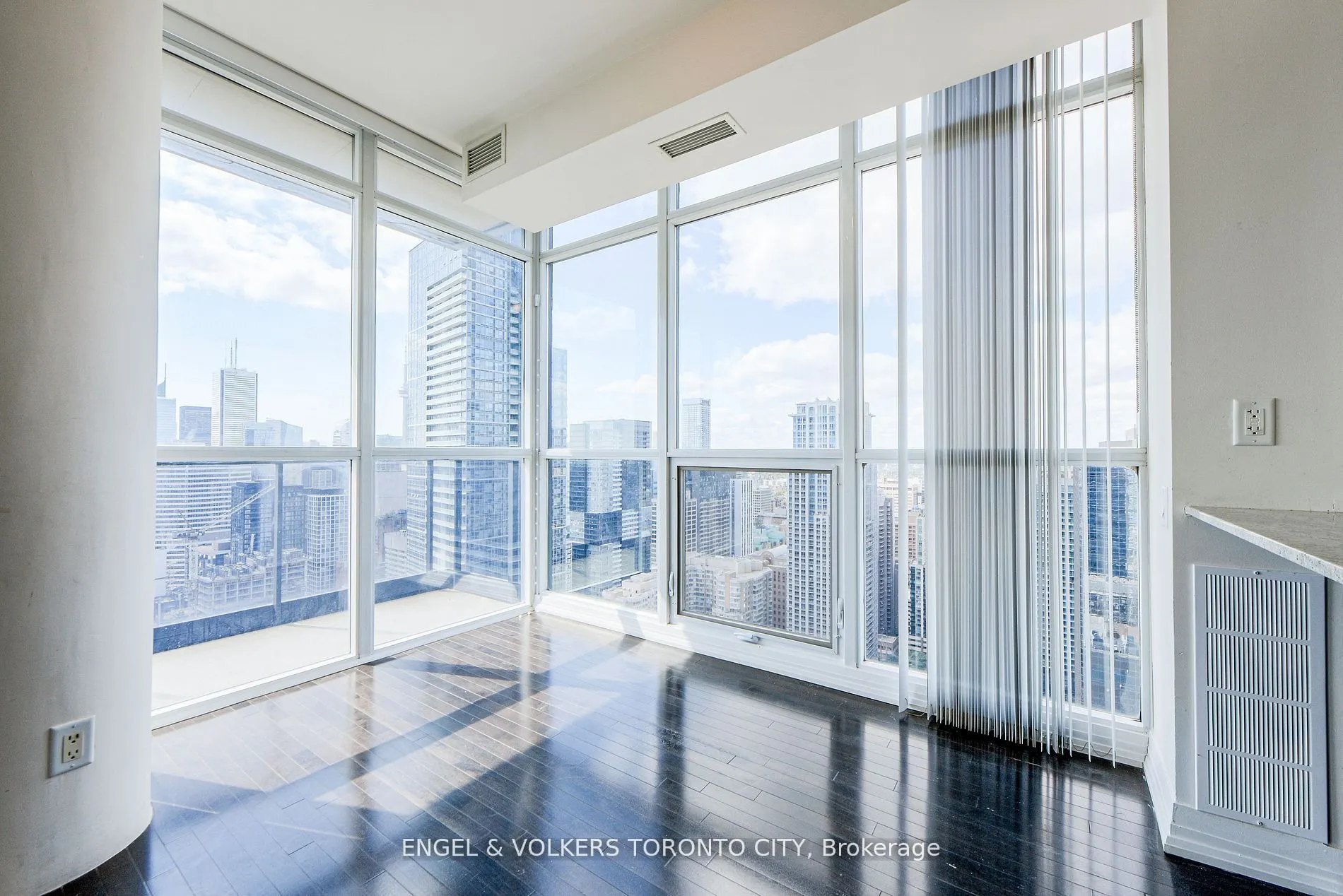 21 Carlton Street, #4205
