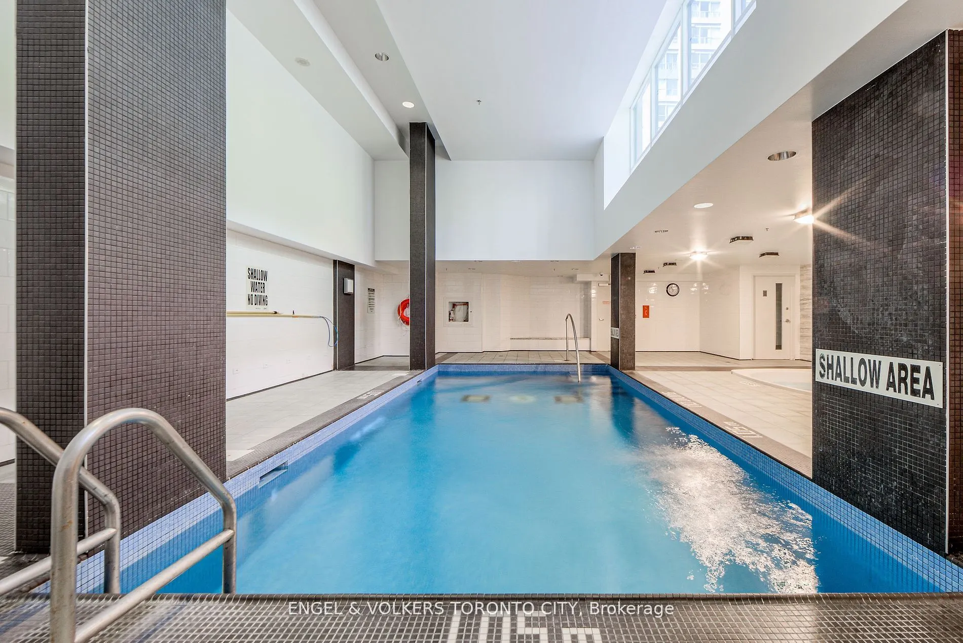 21 Carlton Street, #4205