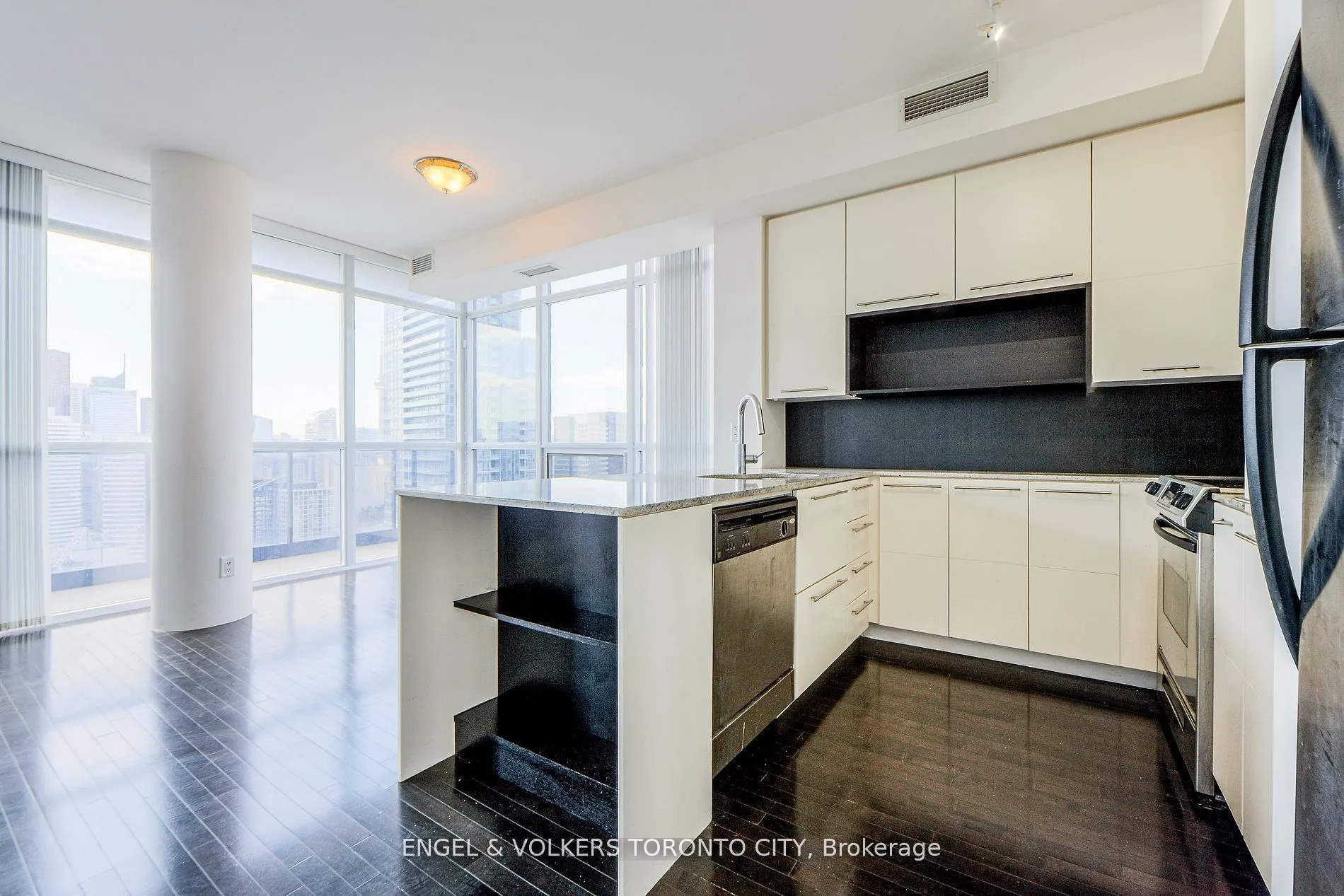 21 Carlton Street, #4205