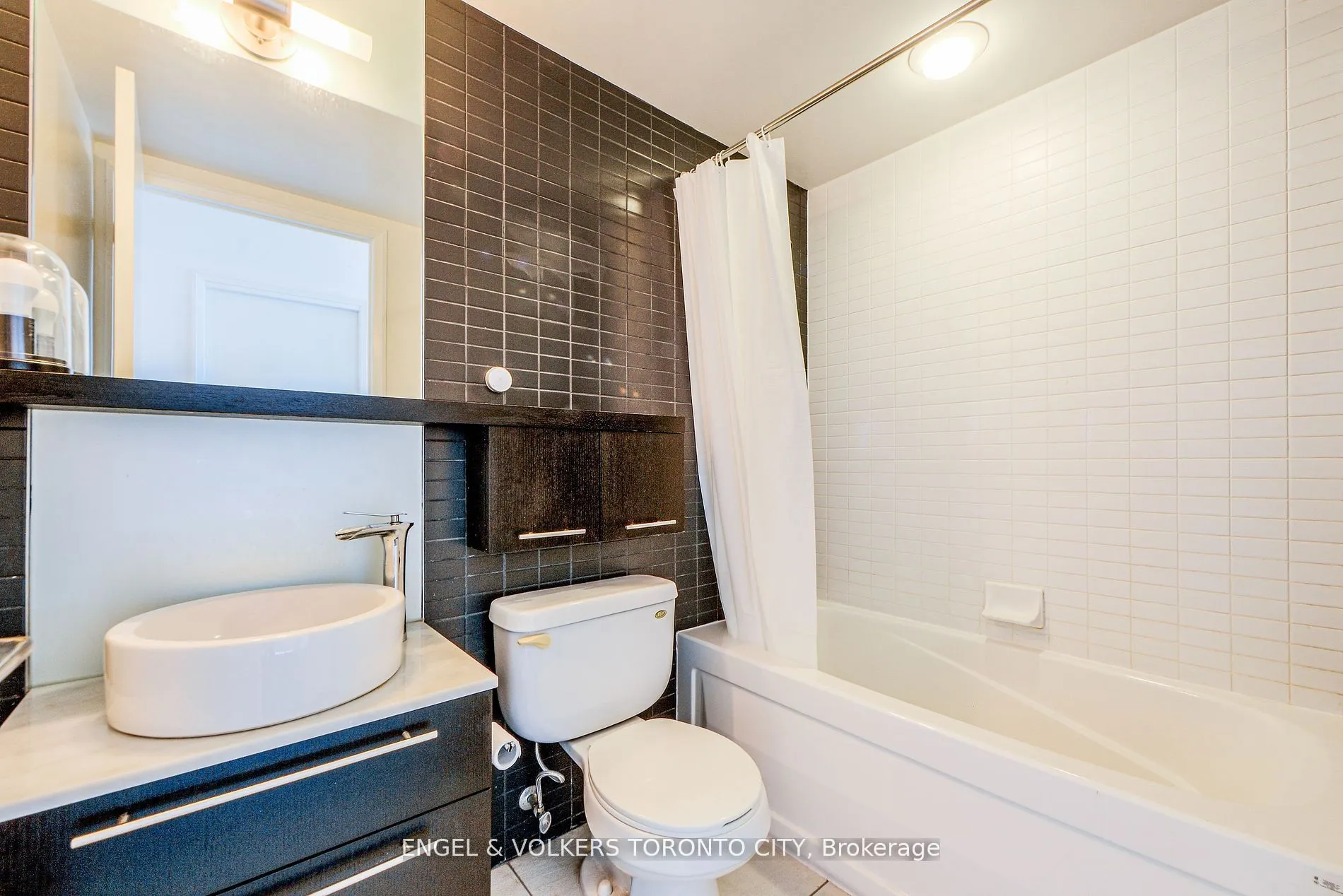 21 Carlton Street, #4205