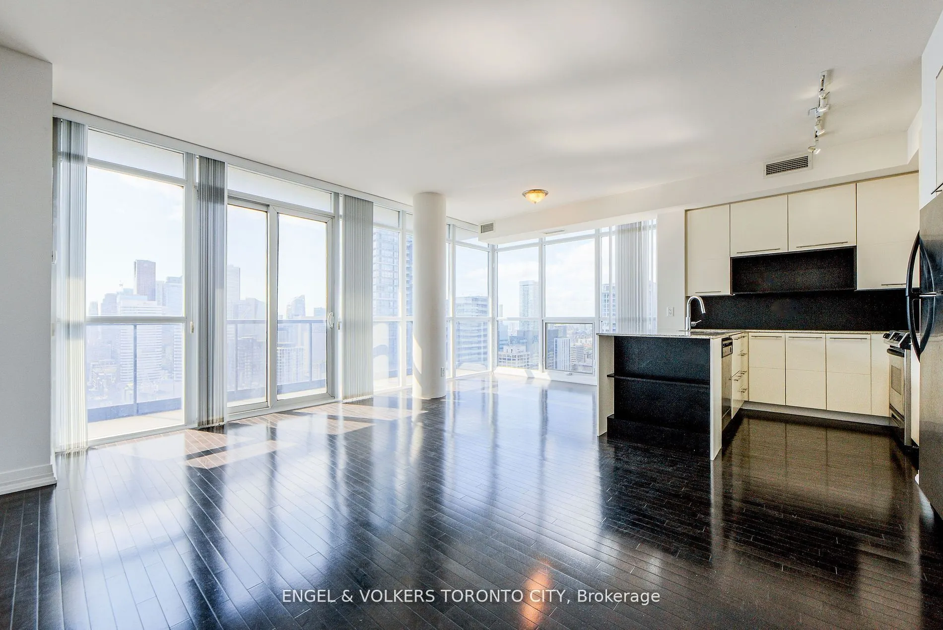 21 Carlton Street, #4205