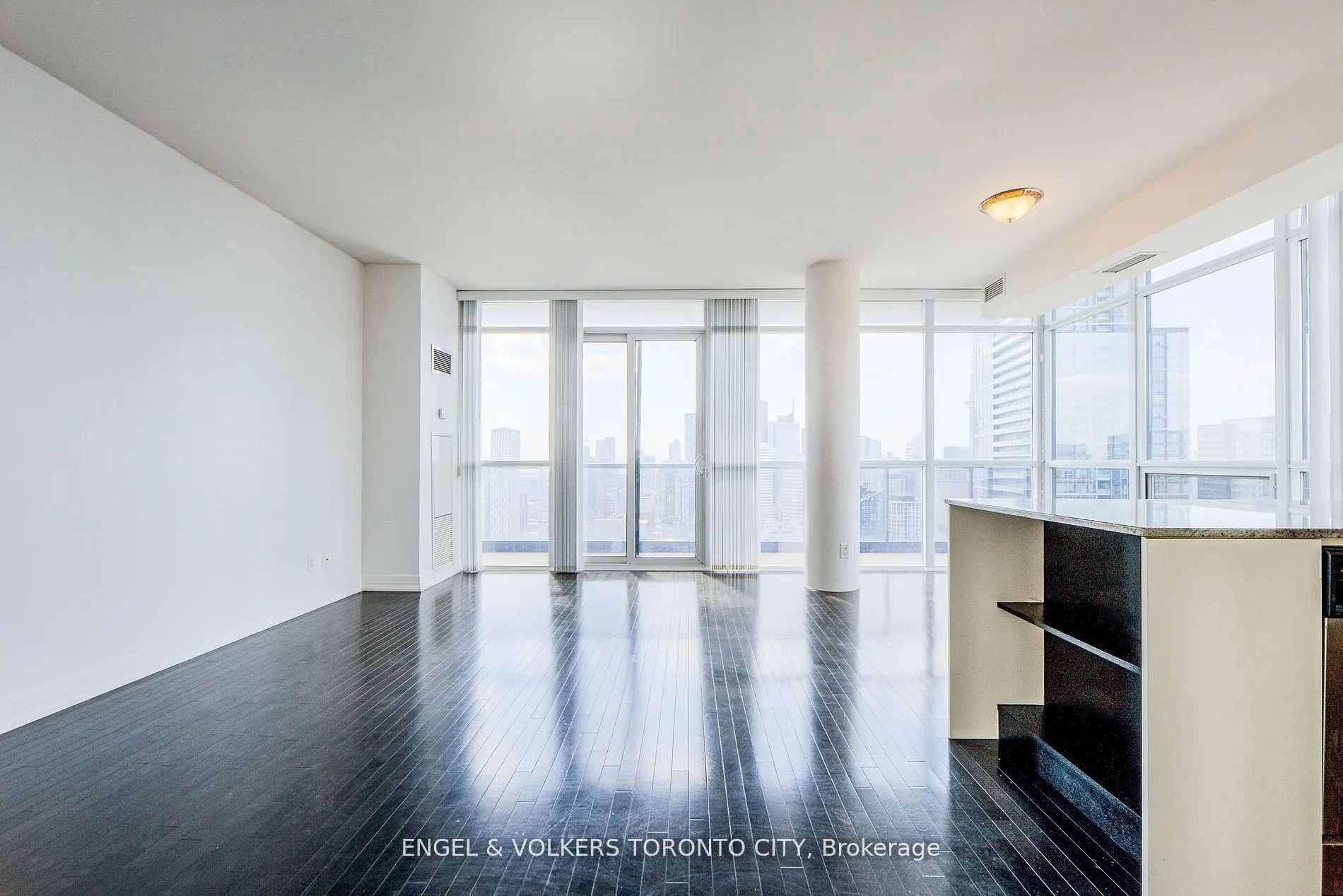 21 Carlton Street, #4205