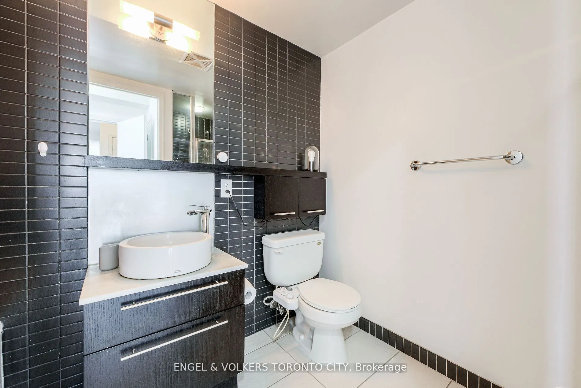 21 Carlton Street, #4205
