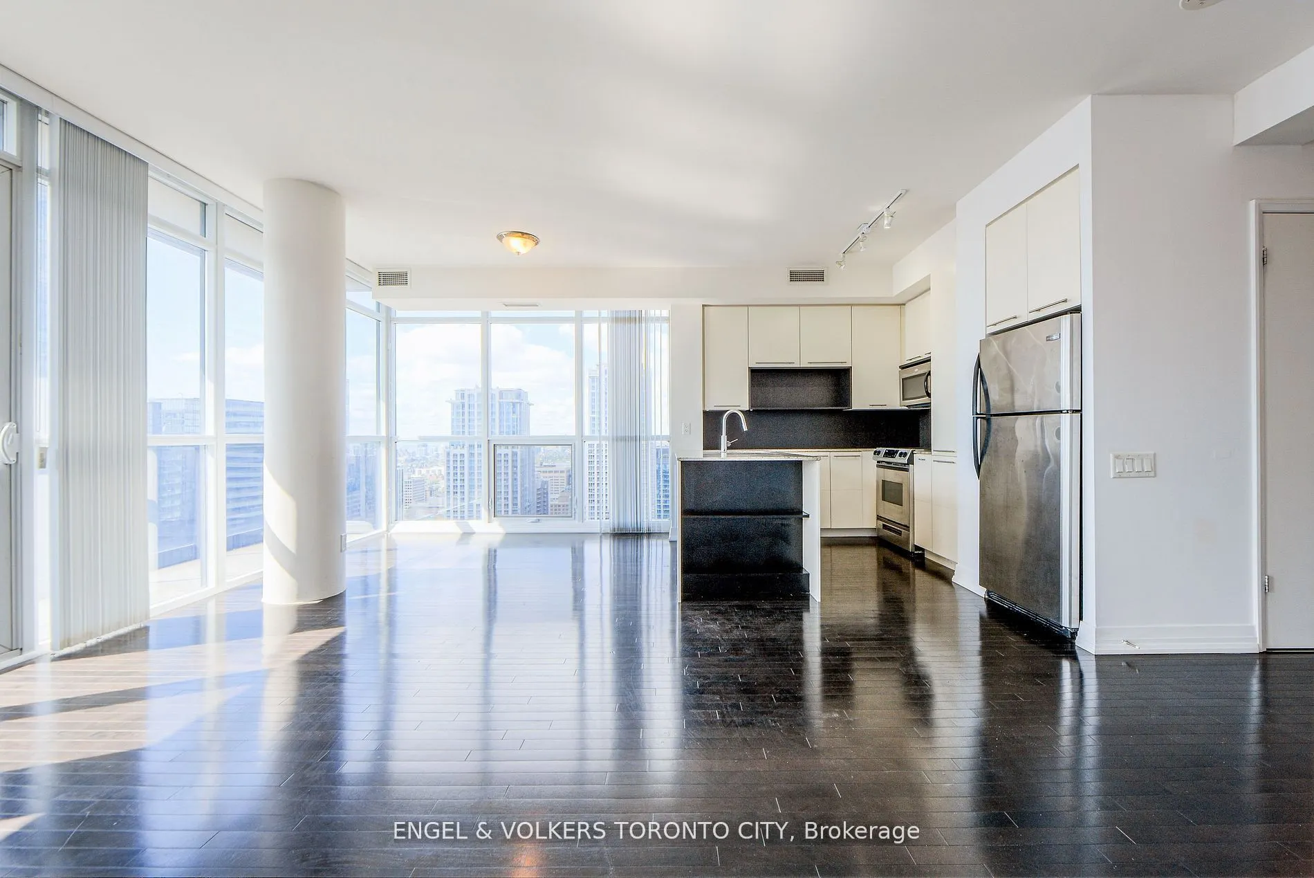 21 Carlton Street, #4205