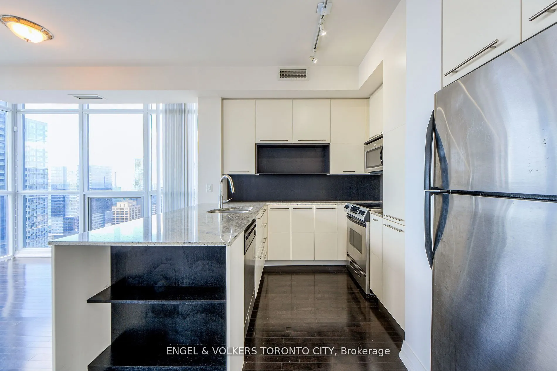 21 Carlton Street, #4205