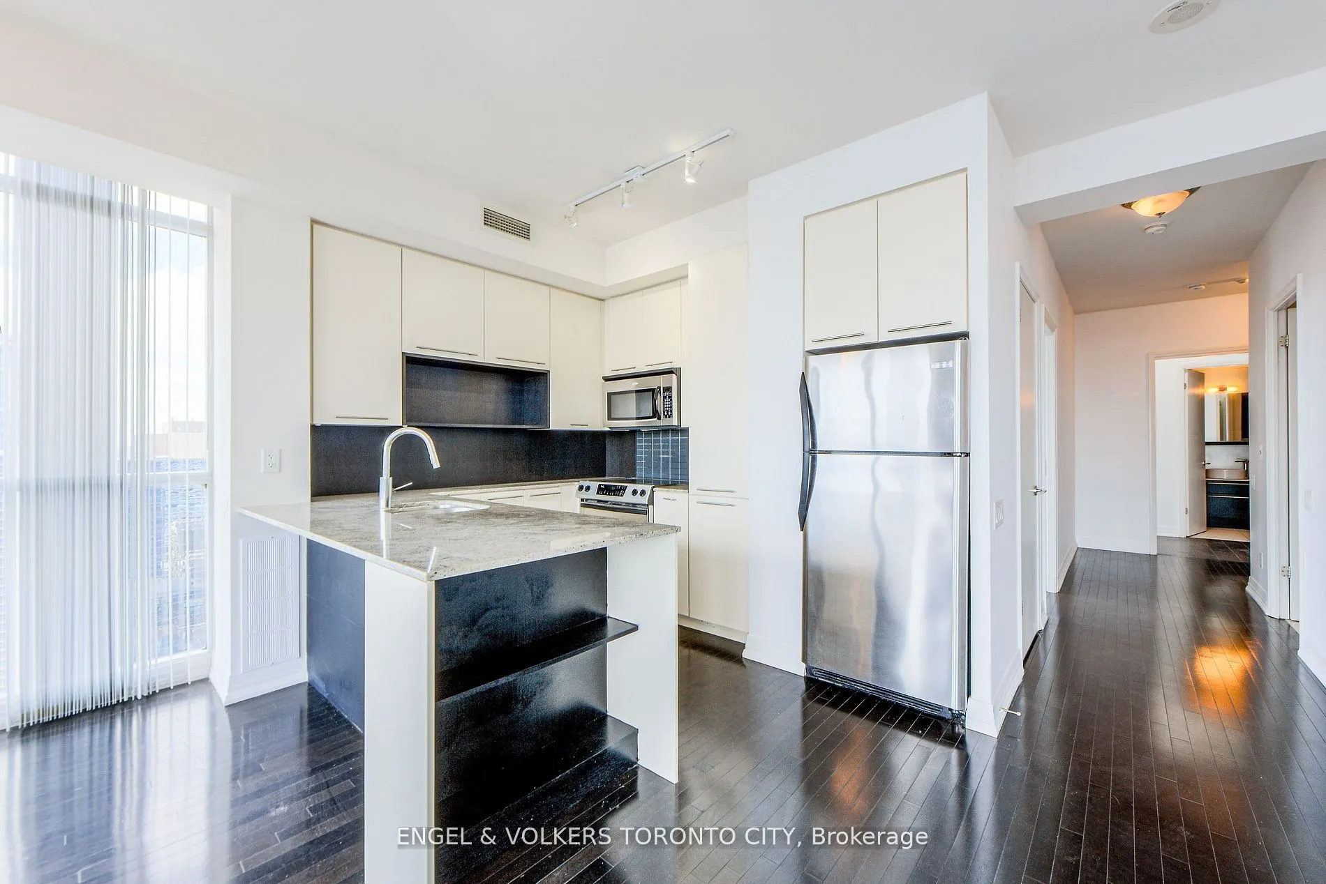 21 Carlton Street, #4205
