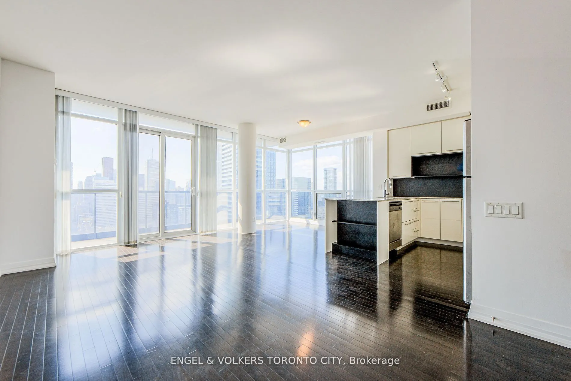 21 Carlton Street, #4205
