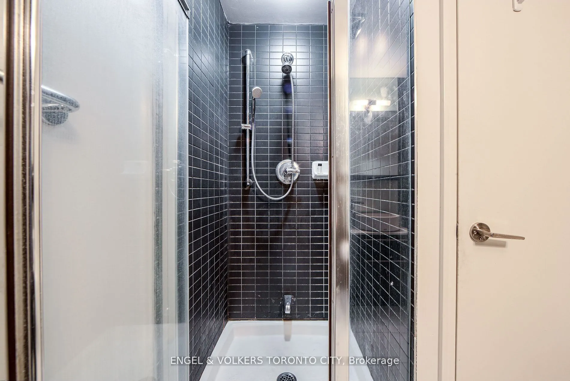 21 Carlton Street, #4205