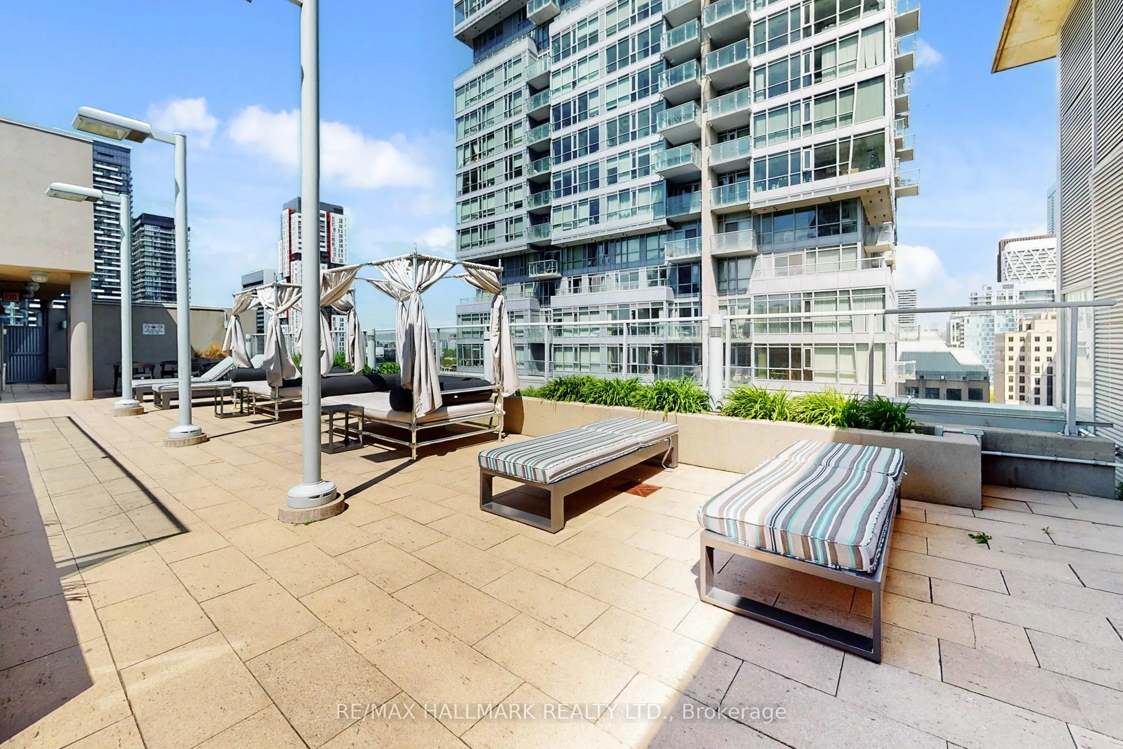21 Nelson Street, #818
