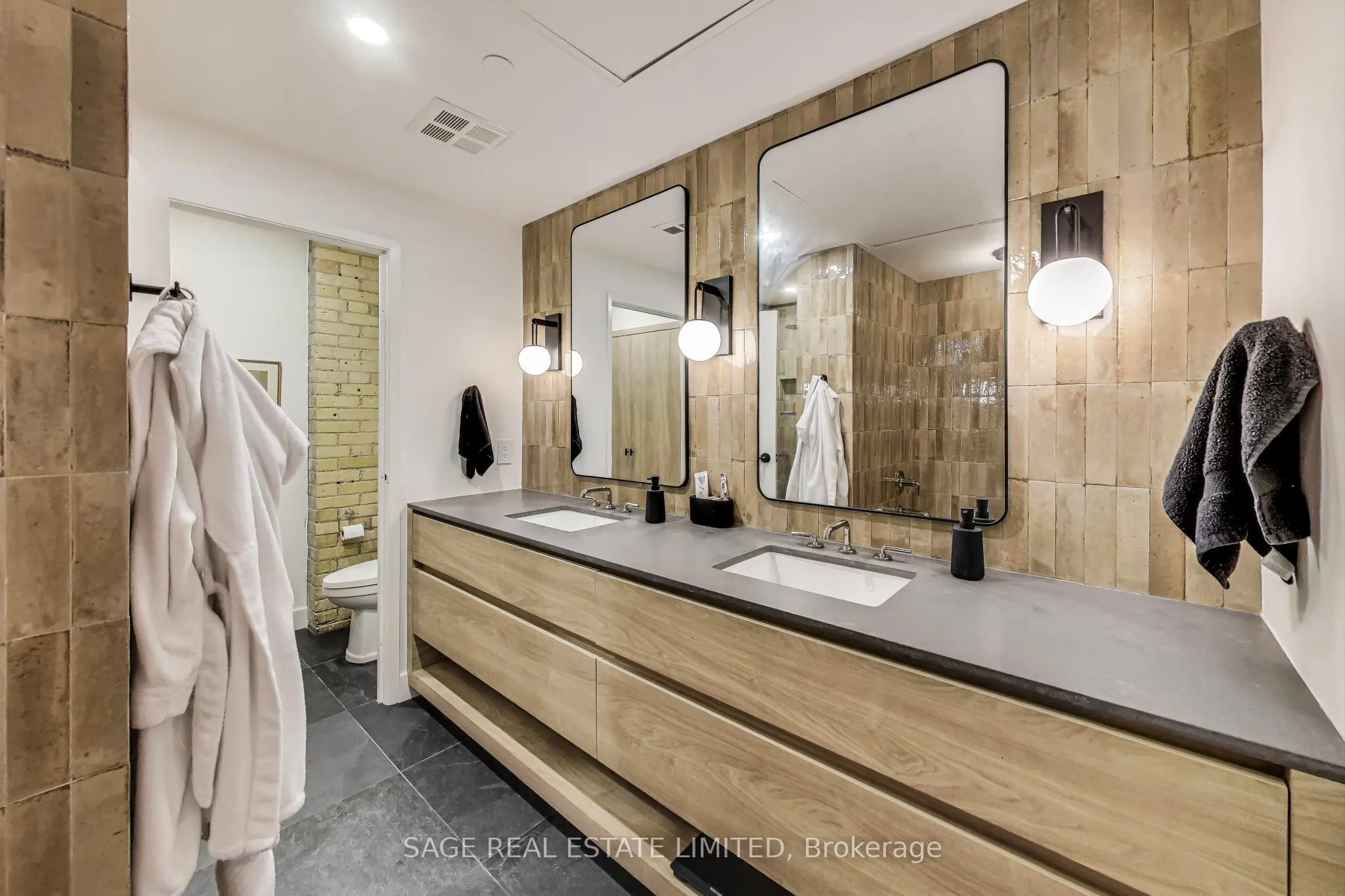 781 King Street W, #403