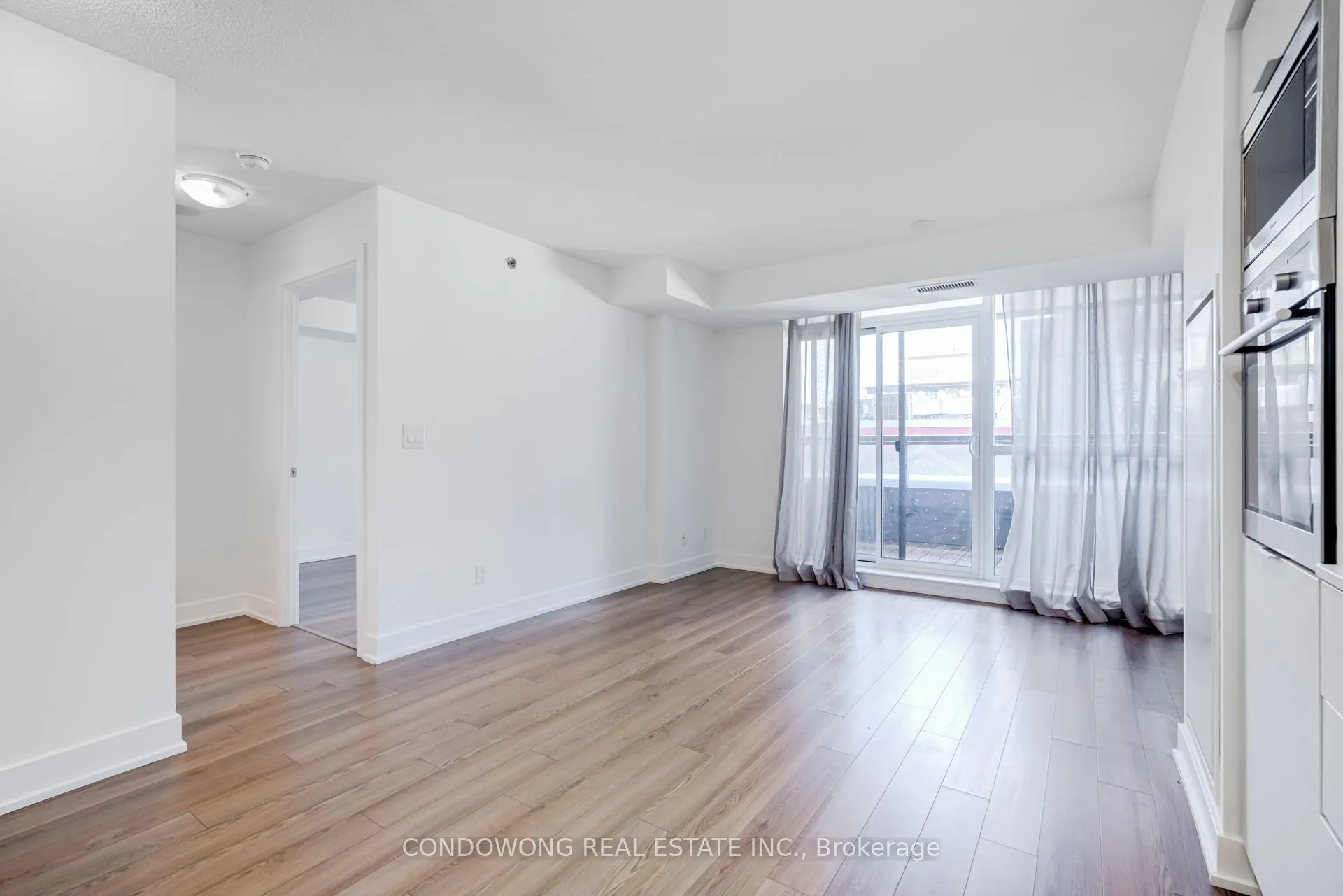 318 Richmond Street W, #406