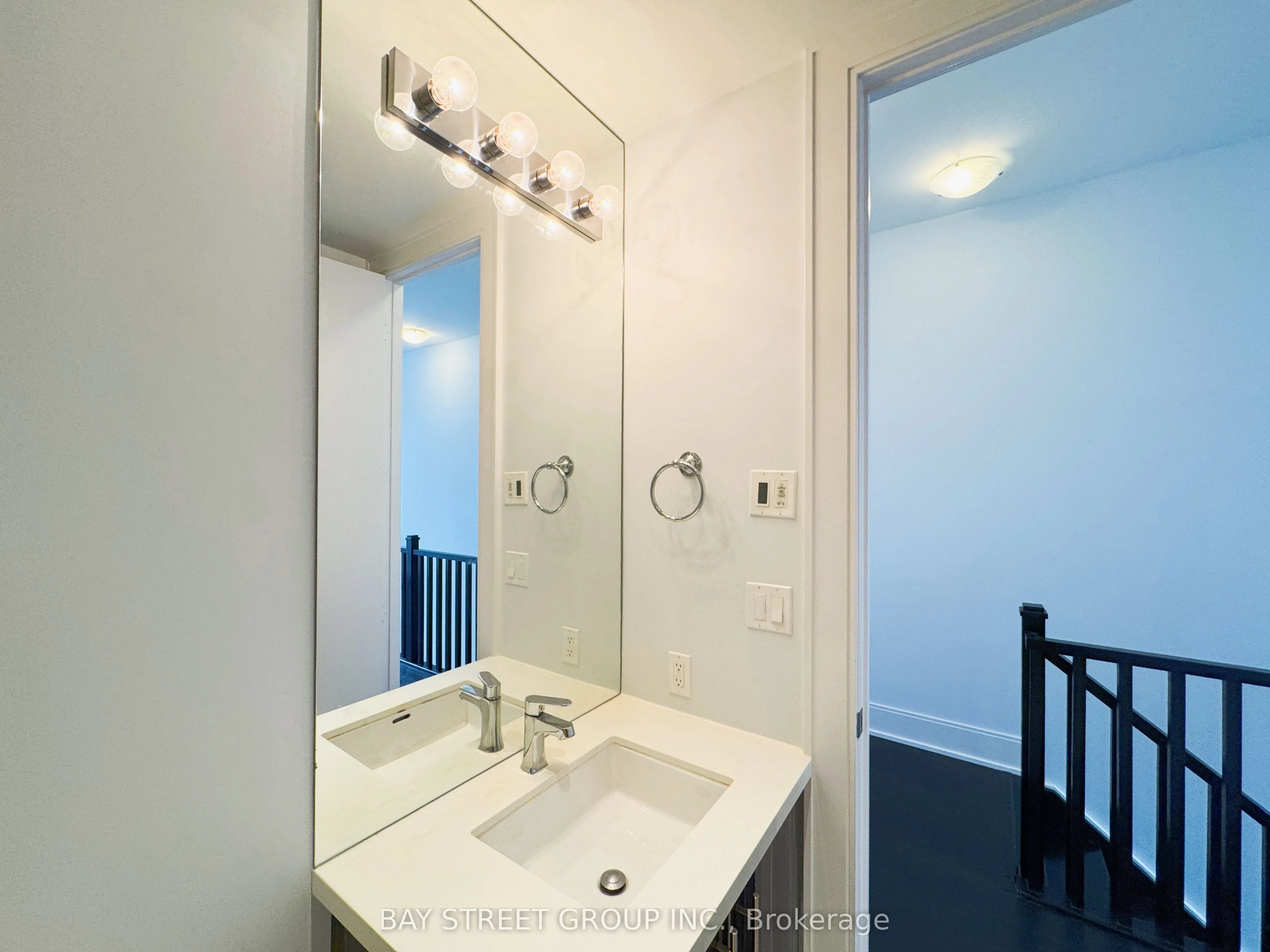 39 Queens Quay E, #341