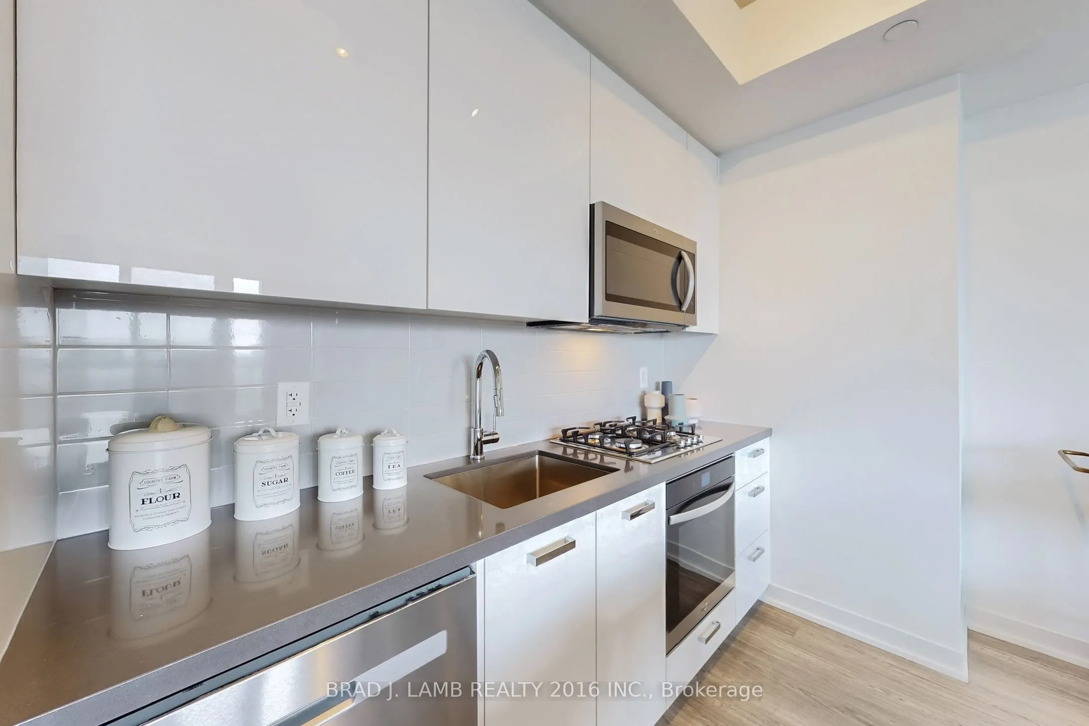 195 McCaul Street, #1011