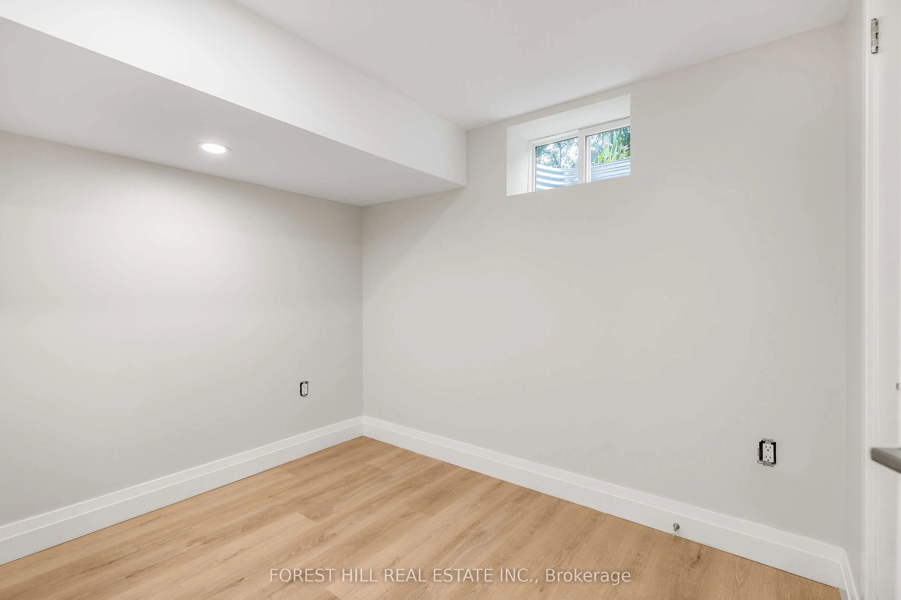 116 Manor Road E, #Lower