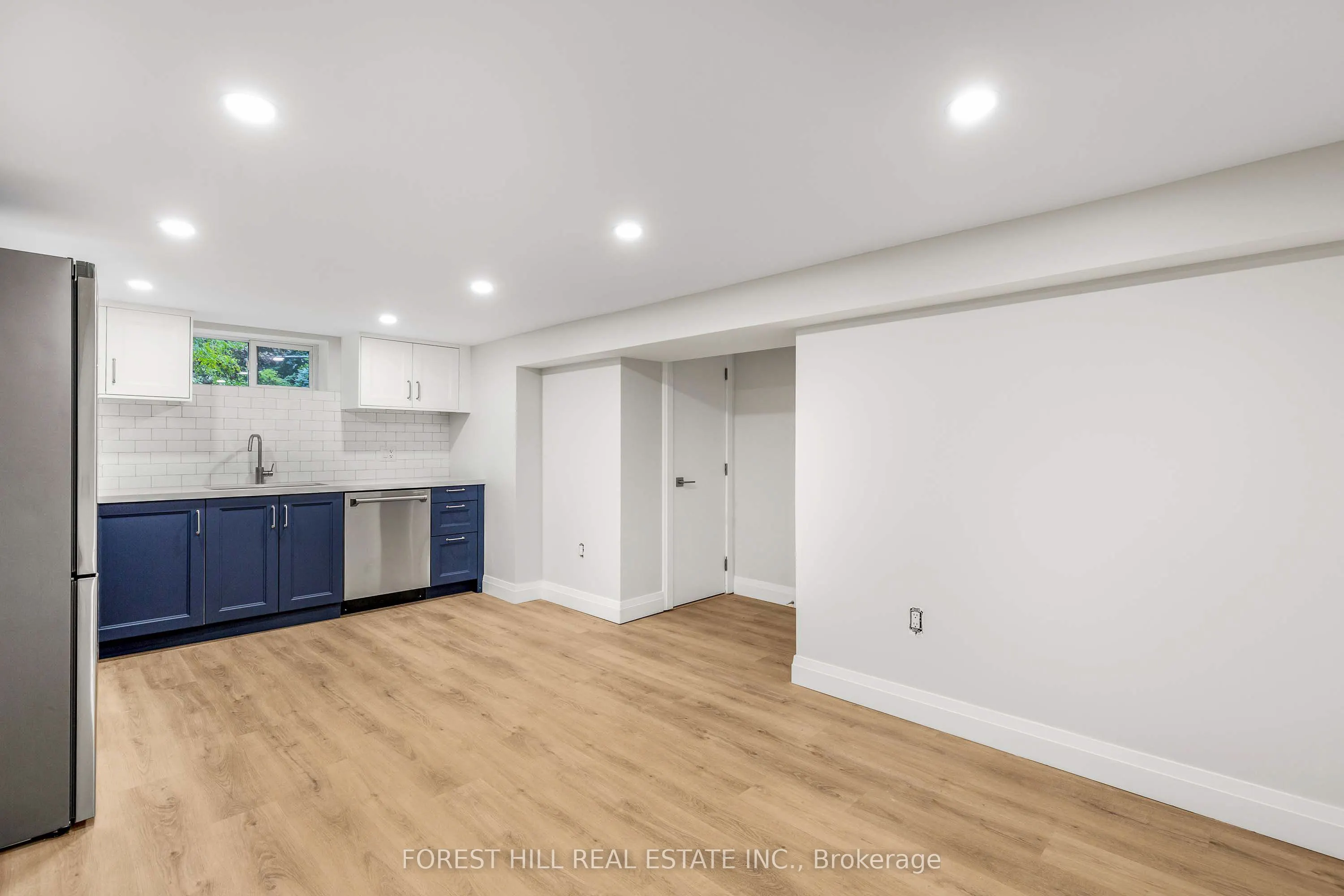 116 Manor Road E, #Lower