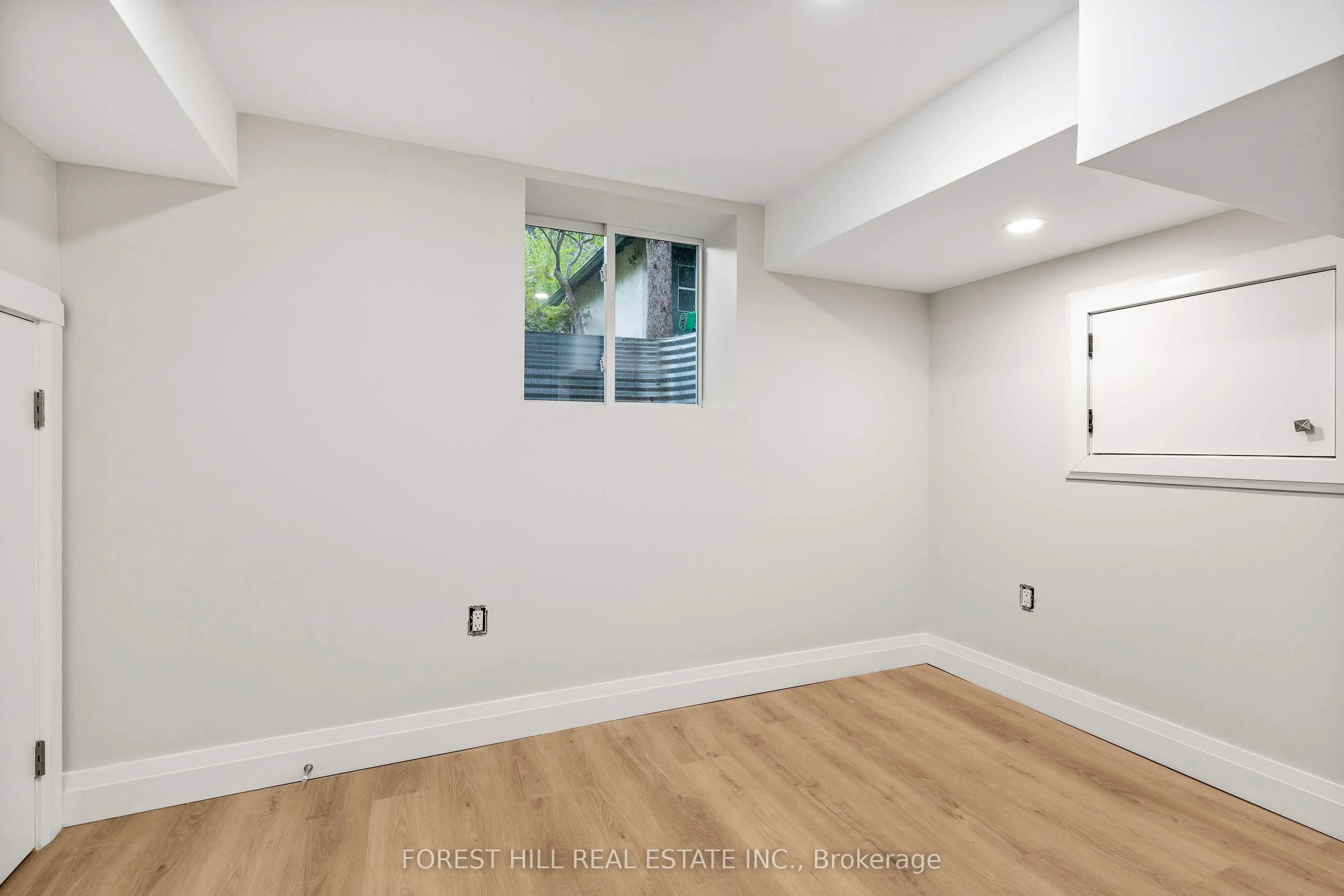 116 Manor Road E, #Lower