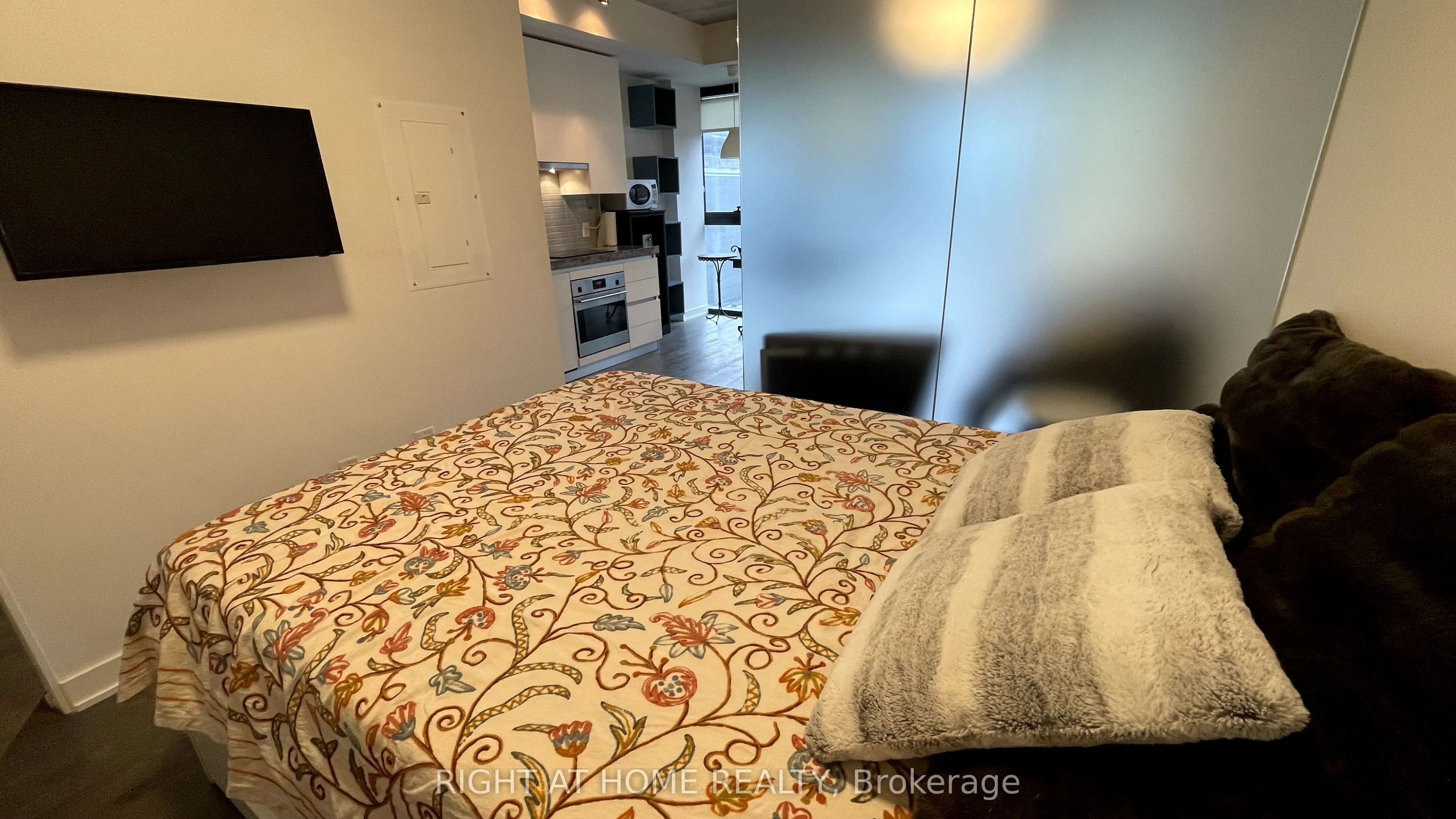 629 King Street W