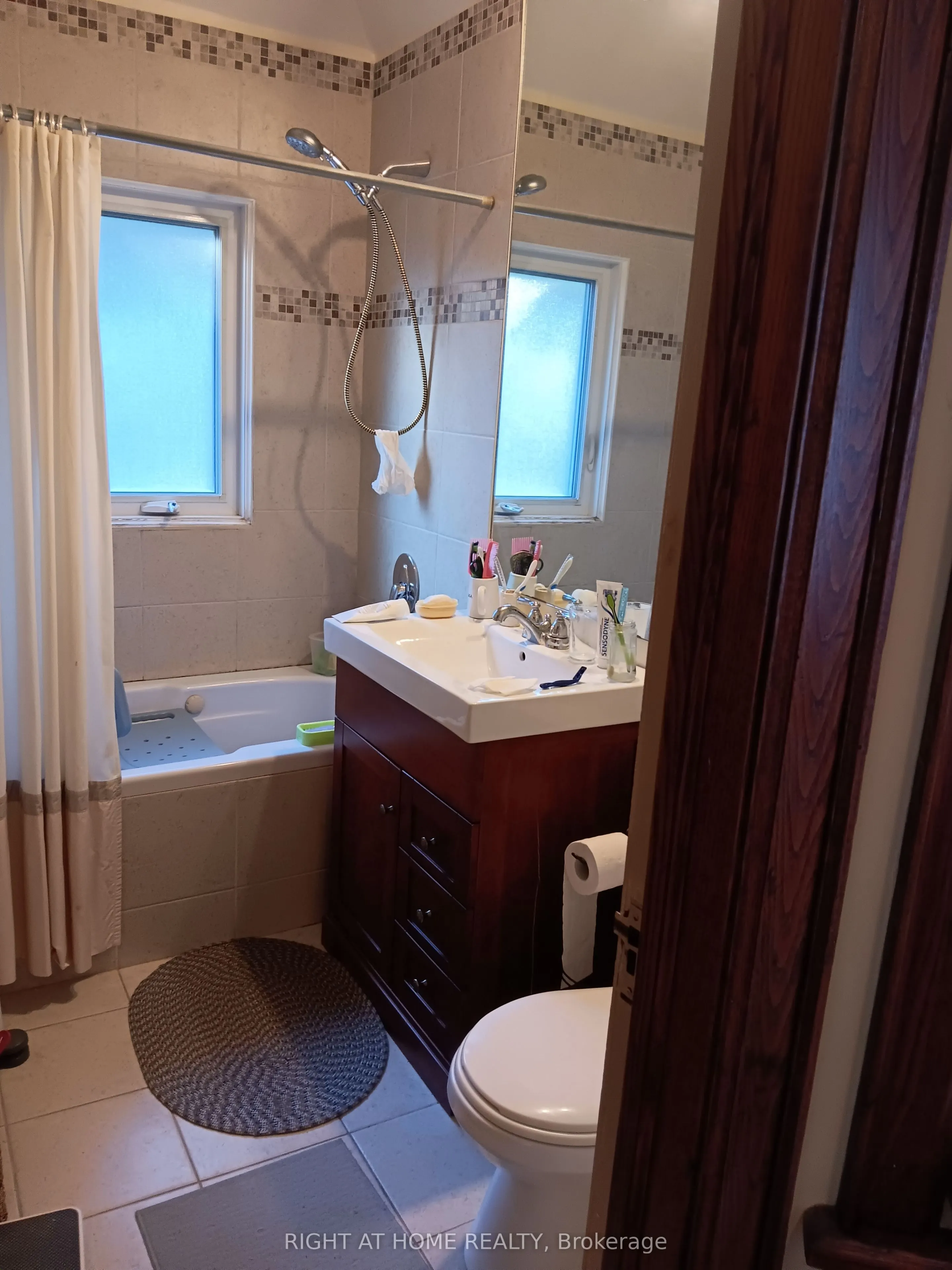 53 Lawrence Avenue W