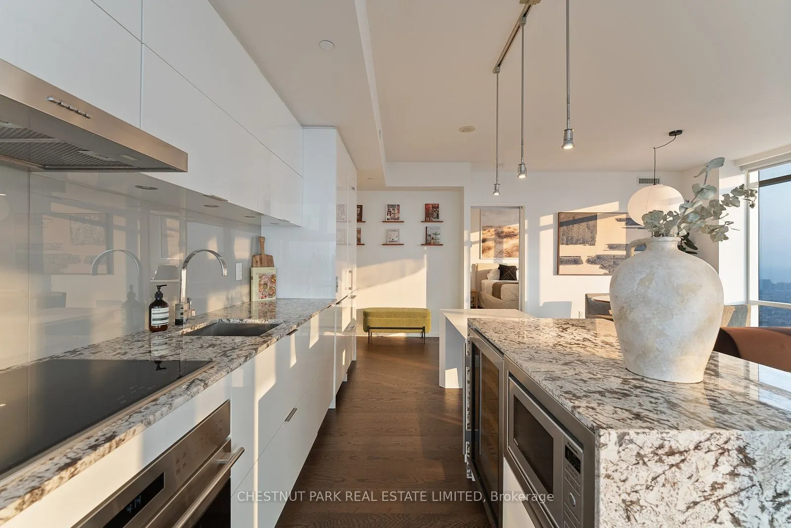 1 Bloor Street E, #7006