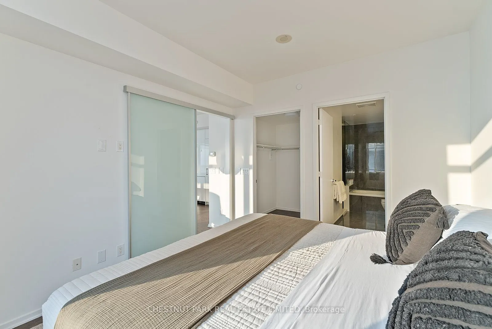1 Bloor Street E, #7006