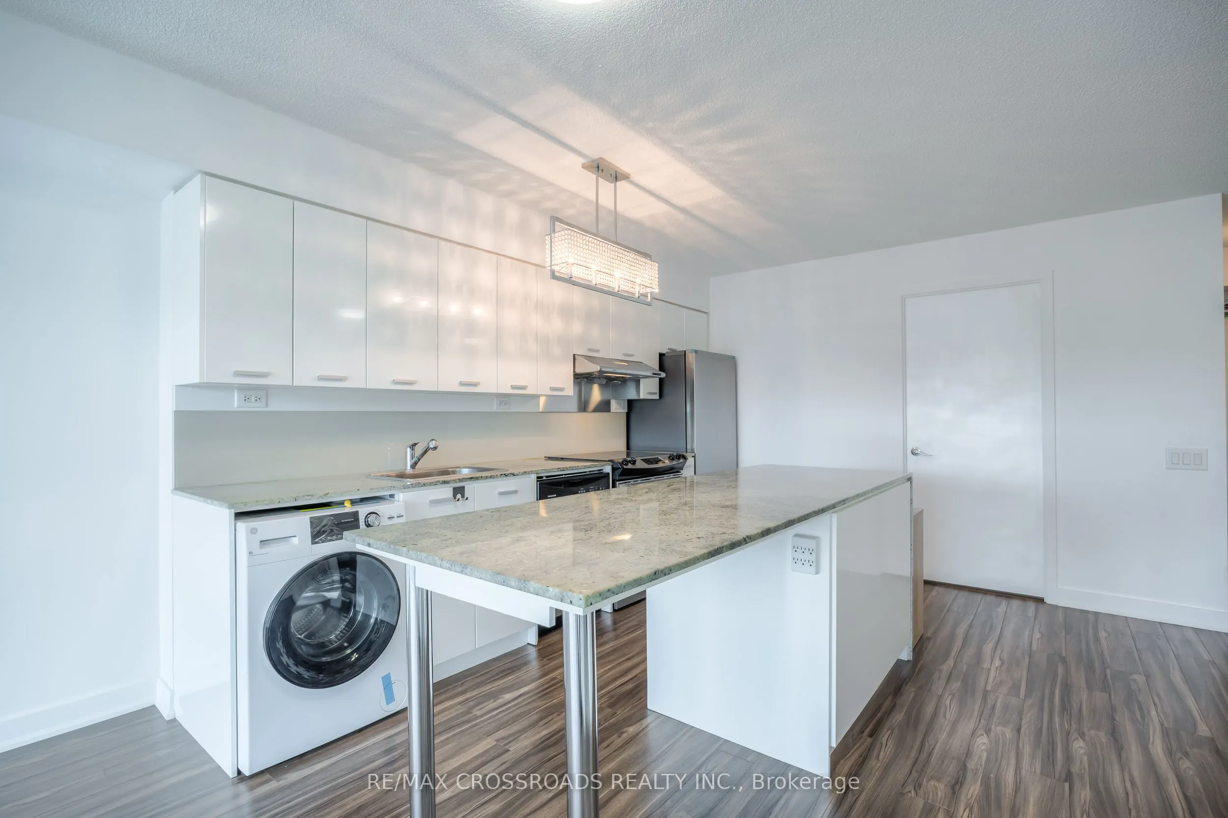 15 Singer Court, #206