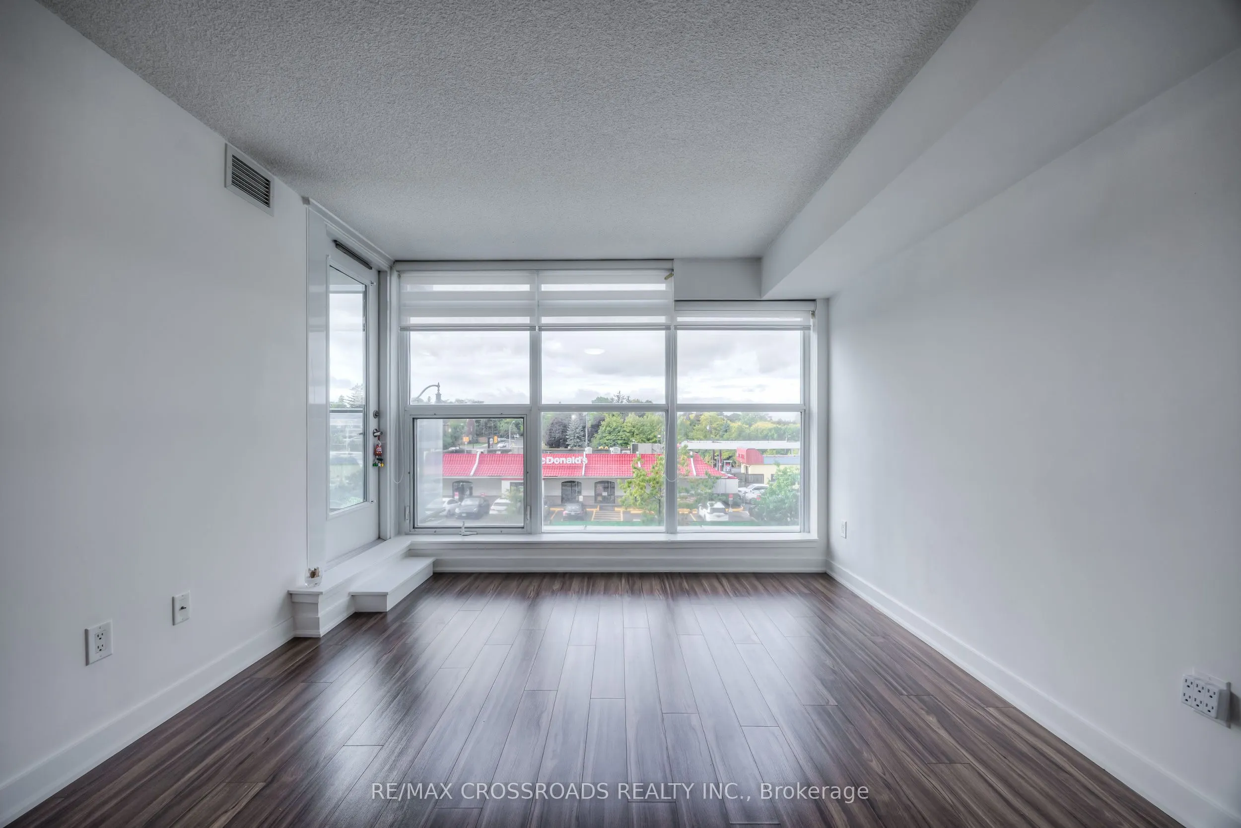 15 Singer Court, #206