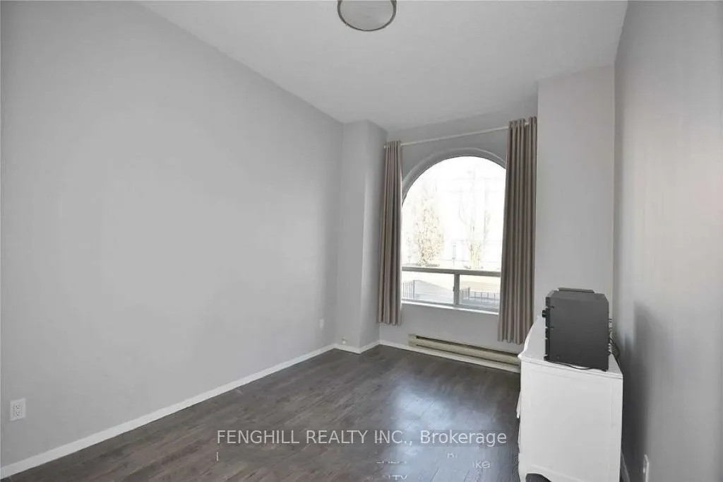 678 Bathurst Street, #Main