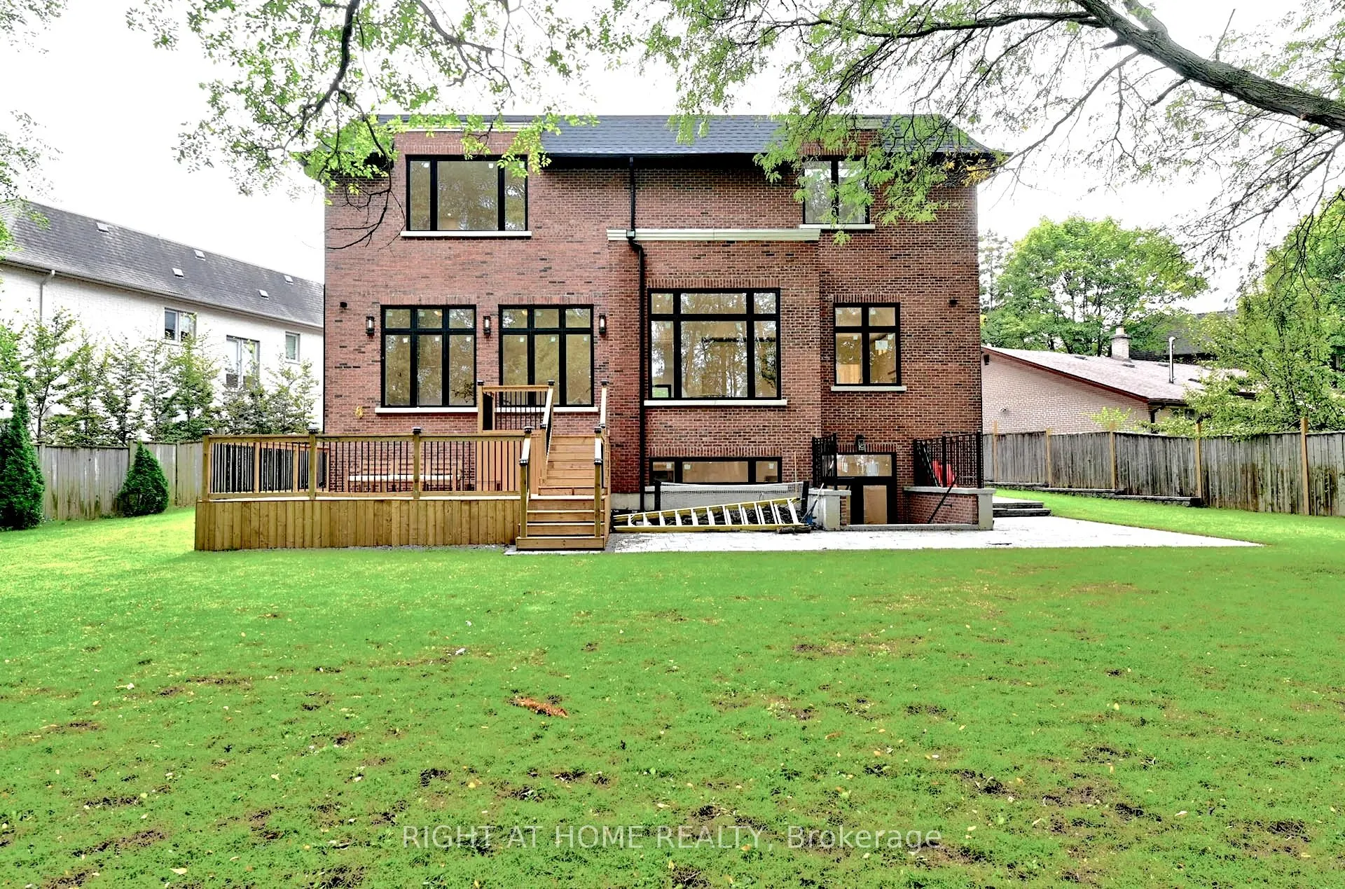 27 Hurlingham Crescent