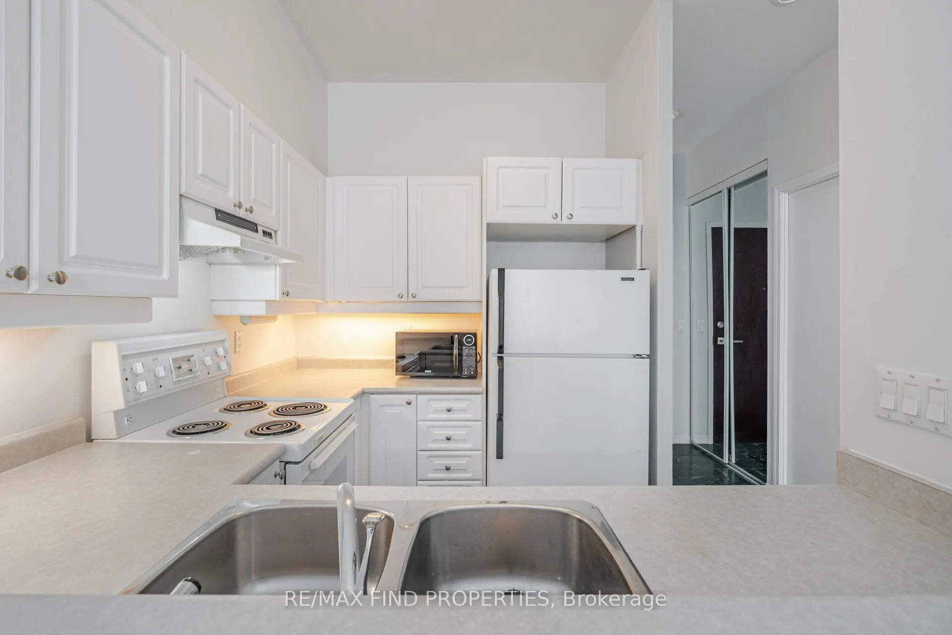 7 King Street E, #1415