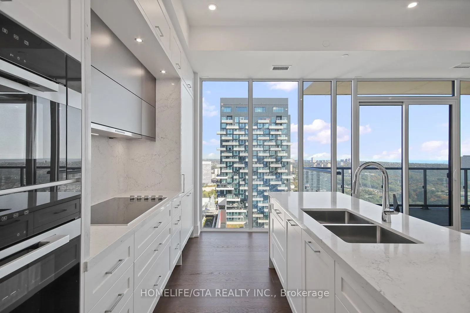 10 Inn On The Park Drive, #3704