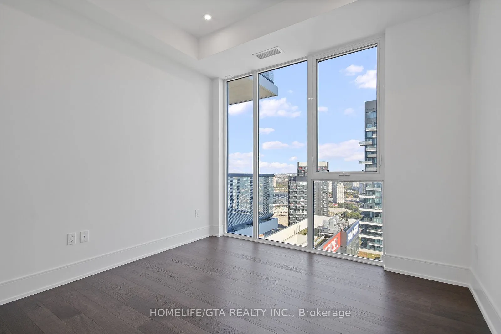 10 Inn On The Park Drive, #3704