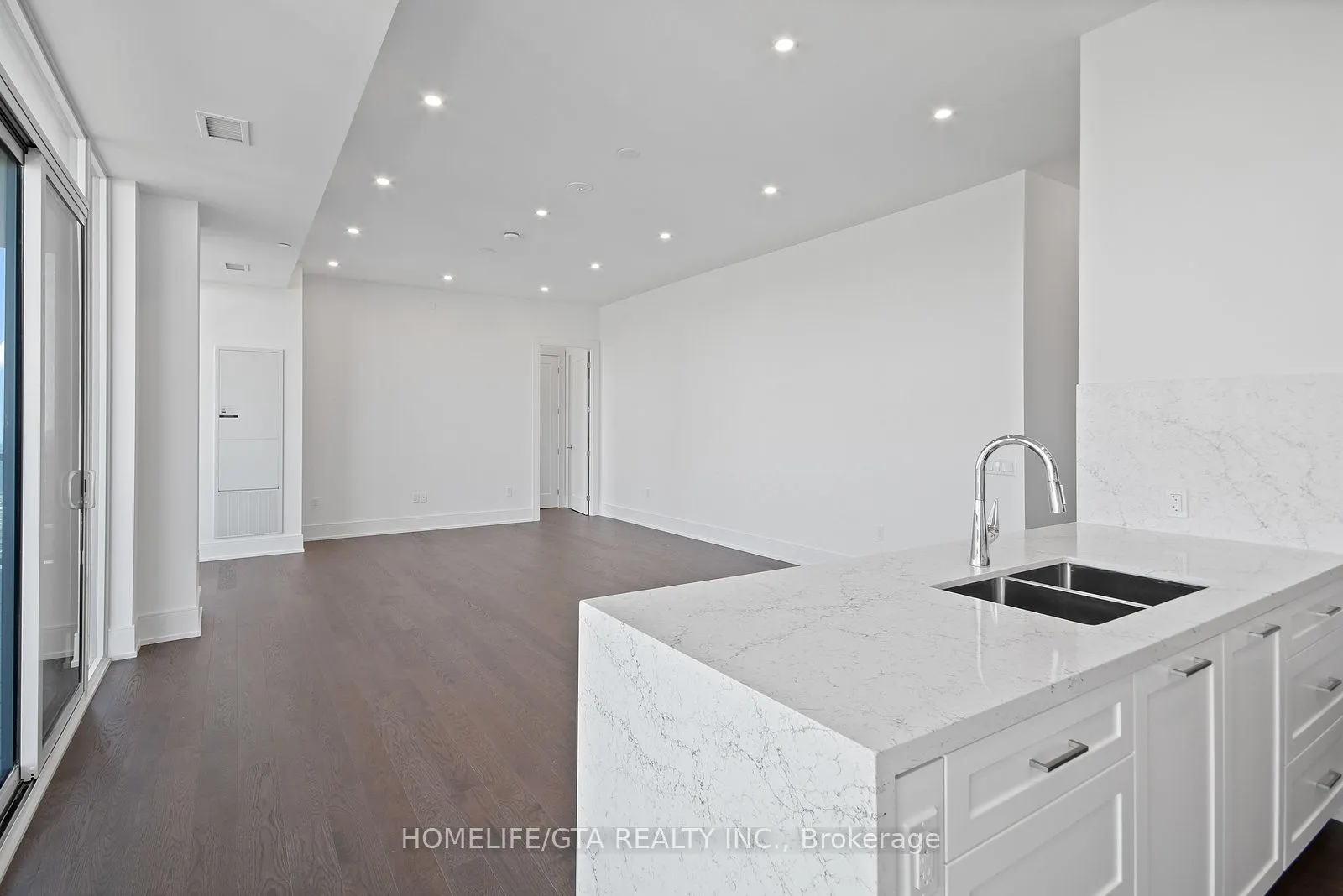 10 Inn On The Park Drive, #3704