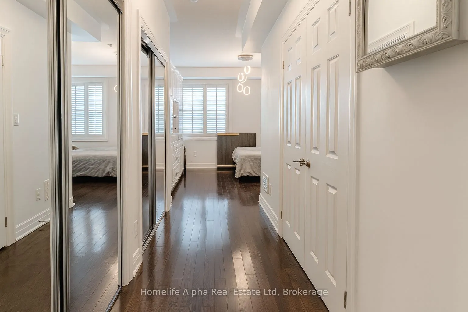 445 B Queen Street E