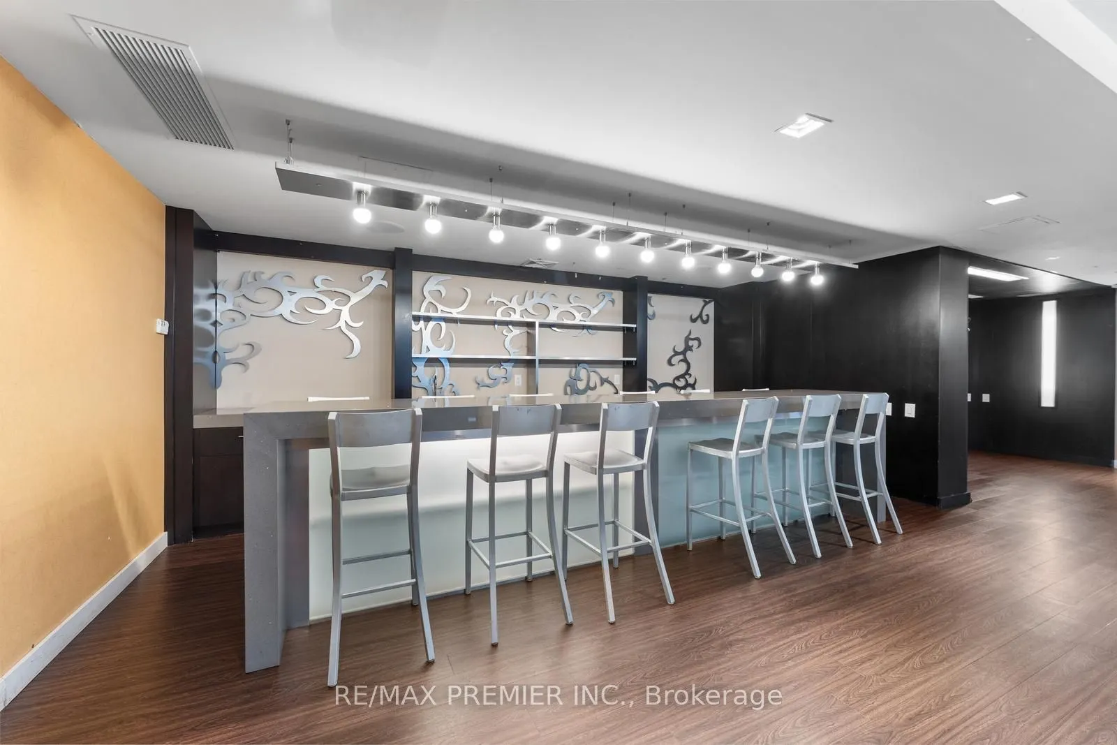 5 Hanna Avenue, #301