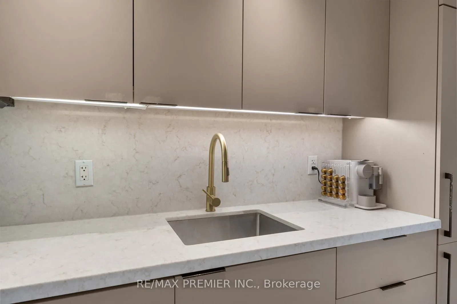 5 Hanna Avenue, #301